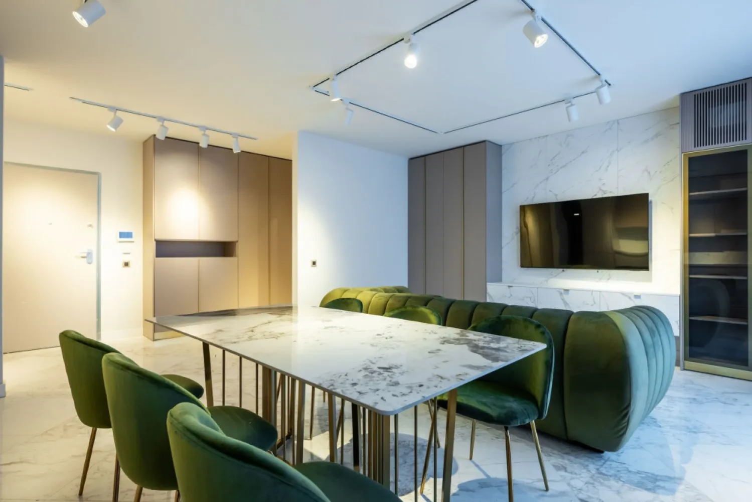 [VIDEO] EROU IANCU NICOLAE | Prima inchiriere | Terasa 44 mp | EXCLUSIVITATE - ✅Pentru o perspectiva mai buna asupra Apartamentului, va invitam sa vizionati Video-ul de prezentare✅

New Place Real Estate Company va propune spre inchiriere un apartament spatios si inteligent compartimentat, situat intr un Ansamblu Rezidential din zona de nord a Capitalei, intr-o oaza de liniste, cu aer curat si acces facil catre toate punctele de interes. Situat in zona Erou Iancu Nicolae, Ansamblul este plin de rafinament fiind locul ideal in care vei beneficia de intimitatea necesara de fiecare data cand pasesti acasa si unde vei gasi o comunitate formata din locatari care impartasesc aceleasi valori cu tine.

Ansamblul are o arhitectura moderna, este format din cladiri cu regim de inaltime mica (P+2+3R+4R), fiind este construit pe un lot de 8,000 mp de teren, amprenta constructiei avand doar 3,000 mp, parcarile fiind prevazute doar la subteran, avand curti interioare cu spatii verzi generoase care includ o piscina si loc de joaca pentru copii.

Apartamentul are o suprafata utila totala de 81.90 mp, suprafata desfasurata fiind impartita astfel: living si bucatarie open space cu suprafata de 35.90 mp, dormitor matrimonial cu suprafata de 19.90 mp, cu o baie proprie cu suprafata de 4.10 mp, dormitor secundar cu suprafata de 14.00 mp, baie de serviciu cu suprafata de 4.20 mp, un hol cu suprafata de 3.80 mp si terasa cu suprafata de 44.00 mp.

Apartamentul dispune de 2 locuri de parcare situate la subteranul imobilului.

Finisajele de top si facilitatile exclusive completeaza calitatea constructiei, oferind un confort sporit rezidentilor ansamblului:
- Piscina exterioara
- Loc de joaca pentru copii
- Spatii pietonale largi si pline de verdeata
- Centrala de imobil
- Video interfon
- Locatie ideala
- Branduri de top atat pentru finisaje cat si ppentru materialele de constructie

Pentru mai multe detalii sau pentru a programa o vizionare, nu ezitati sa ne contactati.

Aceasta oferta apartine New Place Real Estate Company.