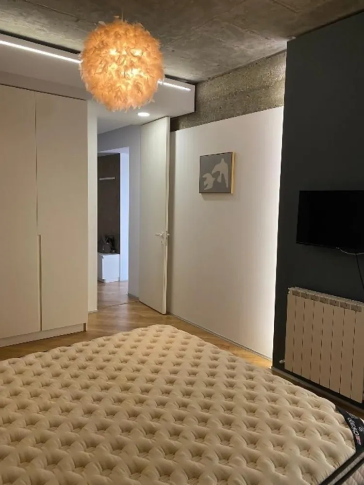 Dinamic City | Apartament exclusivist | Pescariu SPA | Lux - New Place Real Estate va propune spre vanzare un apartament deosebit, situat intr-un complex rezidential din zona Floreasca.

Apartamentul se vinde complet mobilat si utilat.

In pretul apartamentului este inclus si un loc de parcare situat la subsolul imobilului.

Atat apartamentul cat si spatiile comune ale intregului ansamblu beneficiaza de finisaje de calitate superioara de lux.

Dinamic City iese in evidenta cu un design indraznet cu influente nordice, ce ofera fiecarui camin o amprenta unica. Folosind materiale de o calitate exceptionala de la furnizori de renume, Dinamic City reuseste sa iti ofere nu casa, ci caminul in care sa locuiesti.

Finisajele apartamentelor din complexul Dinamic City se incadreaza la cele mai inalte standarde.

Ansamblul Dinamic City este localizat la numai 600 metri distanta de Mall-ul Promenada, la 600 metri de metrou si la 100 metri de Parcul Verdi. De asemenea locatia este de exceptie avand in vedere si apropierea de Centrul Pescariu Sport & SPA, cat si de diferite locuri de socializare. Un aspect important, deloc de neglijat, este si deplasarea facila catre Aeroport.

Pentru mai multe detalii sau oferte similare, nu ezitati sa ne contactati.

Aceasta oferta apartine New Place Real Estate.
