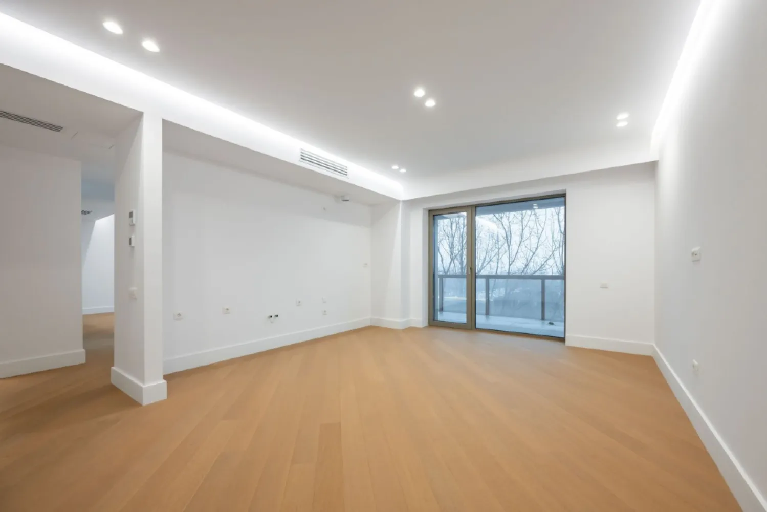 CORTINA 126 | Apartament exclusivist | Vedere libera | 2,900 Eur/mpc | LUX - New Place Real Estate Company va propune spre vanzare un apartament exclusivist situat in Ansamblul residential CORTINA 126, un complex rezidential premium, localizat in zona de Nord a capitalei - Iancu Nicolae.

Apartamentul este situat la Etajul 5, are o suprafata utila totala de 79.0 mp, fiind compus din: living cu dinning si bucatarie open space de 28.00 mp, un dormitor matrimonial de 14.60 mp si o baie proprie de 3.90 mp, un dormitor secundar/birou de 10.10 mp, baie de serviciu de 3.60 mp, hol de 4.00 mp si o terasa de 14.60 mp.

CORTINA 126 este un Ansamblu rezidential care propune un concept de locuire exclusivist caracterizat prin finisaje si dotari high-end adaptate trendurilor pietei imobiliare din marile capitale ale lumii.

Conceptul de modern living inseamna sa te bucuri cat mai mult de timpul tau liber. Iar acest lucru incepe acasa. Pentru aceasta viziune Ansamblul Cortina 126 ia in calcul fiecare parametru al unui stil de viata exclusivist, de la finisajele si dotarile high-end pana la locatie si arhitectura.

Finisaje și dotări
- Fatada ventilata cu placi ceramice Florim
- Tamplarie din aluminiu Schuco cu geam tripan
- Climatizare LG cu control individual a temperaturii
- Usi de acces cu sistem de siguranta
- Control acces cu sistem videointerfon
- Usi interioare tip Filomuro
- Parchet din lemn cu incalzire in pardoseala
- Placari ceramice Florim
- Obiecte sanitare Daniel Rubinetterie
- Incalzire centralizata cu contorizare individuala
- Parcare subterana pe 3 niveluri
- Gradini si spatii verzi

Apartamentul se vinde nemobilat.

Pentru mai multe detalii sau oferte similare, nu ezitati sa ne contactati.

Aceasta oferta apartine New Place Real Estate Company.