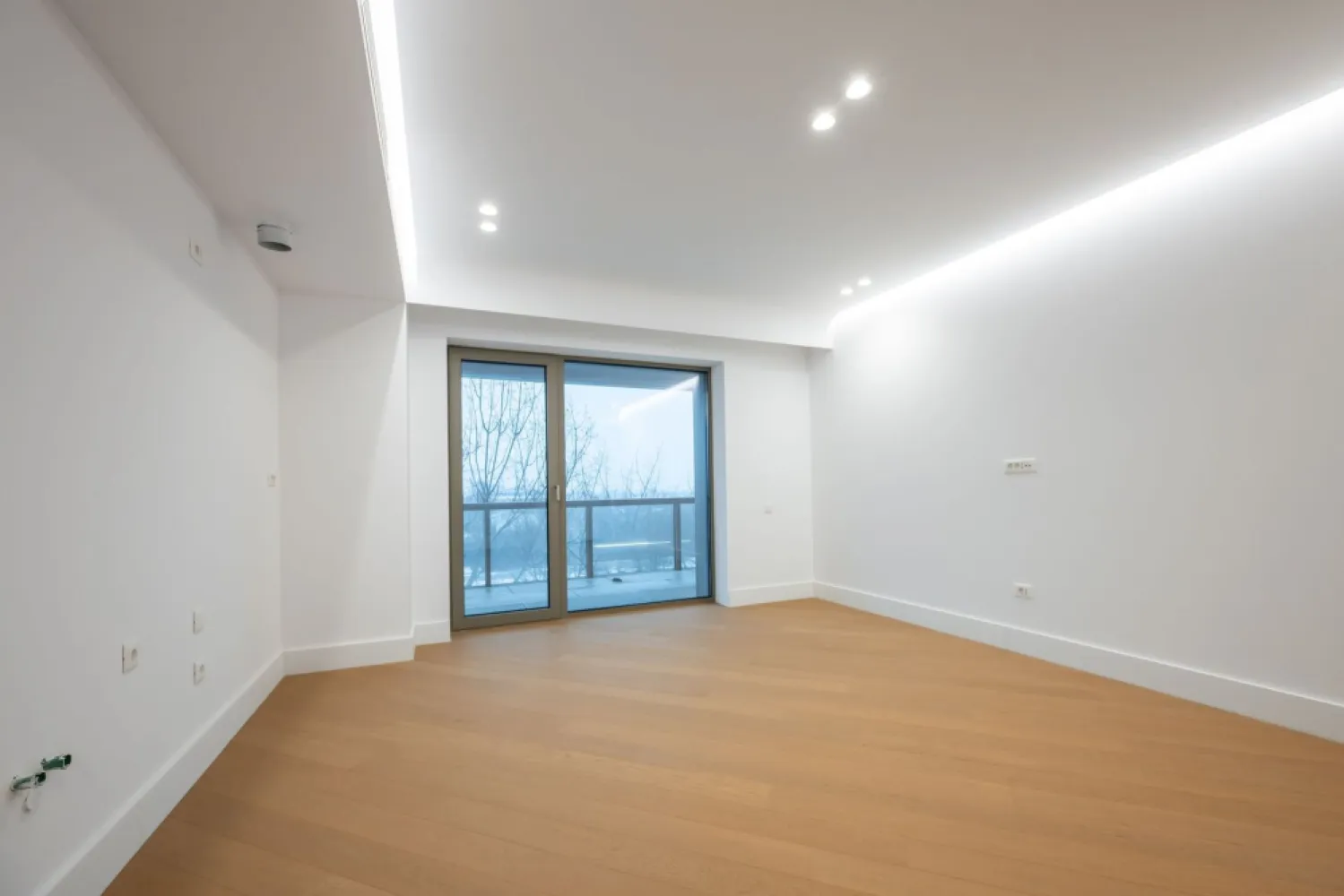 CORTINA 126 | Apartament exclusivist | Vedere libera | 2,900 Eur/mpc | LUX - New Place Real Estate Company va propune spre vanzare un apartament exclusivist situat in Ansamblul residential CORTINA 126, un complex rezidential premium, localizat in zona de Nord a capitalei - Iancu Nicolae.

Apartamentul este situat la Etajul 5, are o suprafata utila totala de 79.0 mp, fiind compus din: living cu dinning si bucatarie open space de 28.00 mp, un dormitor matrimonial de 14.60 mp si o baie proprie de 3.90 mp, un dormitor secundar/birou de 10.10 mp, baie de serviciu de 3.60 mp, hol de 4.00 mp si o terasa de 14.60 mp.

CORTINA 126 este un Ansamblu rezidential care propune un concept de locuire exclusivist caracterizat prin finisaje si dotari high-end adaptate trendurilor pietei imobiliare din marile capitale ale lumii.

Conceptul de modern living inseamna sa te bucuri cat mai mult de timpul tau liber. Iar acest lucru incepe acasa. Pentru aceasta viziune Ansamblul Cortina 126 ia in calcul fiecare parametru al unui stil de viata exclusivist, de la finisajele si dotarile high-end pana la locatie si arhitectura.

Finisaje și dotări
- Fatada ventilata cu placi ceramice Florim
- Tamplarie din aluminiu Schuco cu geam tripan
- Climatizare LG cu control individual a temperaturii
- Usi de acces cu sistem de siguranta
- Control acces cu sistem videointerfon
- Usi interioare tip Filomuro
- Parchet din lemn cu incalzire in pardoseala
- Placari ceramice Florim
- Obiecte sanitare Daniel Rubinetterie
- Incalzire centralizata cu contorizare individuala
- Parcare subterana pe 3 niveluri
- Gradini si spatii verzi

Apartamentul se vinde nemobilat.

Pentru mai multe detalii sau oferte similare, nu ezitati sa ne contactati.

Aceasta oferta apartine New Place Real Estate Company.