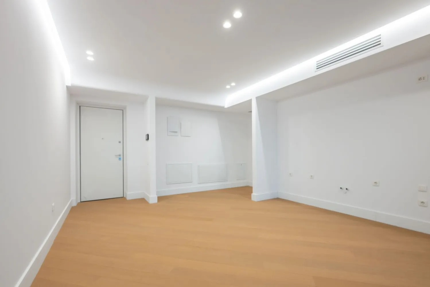 CORTINA 126 | Apartament exclusivist | Vedere libera | 2,900 Eur/mpc | LUX - New Place Real Estate Company va propune spre vanzare un apartament exclusivist situat in Ansamblul residential CORTINA 126, un complex rezidential premium, localizat in zona de Nord a capitalei - Iancu Nicolae.

Apartamentul este situat la Etajul 5, are o suprafata utila totala de 79.0 mp, fiind compus din: living cu dinning si bucatarie open space de 28.00 mp, un dormitor matrimonial de 14.60 mp si o baie proprie de 3.90 mp, un dormitor secundar/birou de 10.10 mp, baie de serviciu de 3.60 mp, hol de 4.00 mp si o terasa de 14.60 mp.

CORTINA 126 este un Ansamblu rezidential care propune un concept de locuire exclusivist caracterizat prin finisaje si dotari high-end adaptate trendurilor pietei imobiliare din marile capitale ale lumii.

Conceptul de modern living inseamna sa te bucuri cat mai mult de timpul tau liber. Iar acest lucru incepe acasa. Pentru aceasta viziune Ansamblul Cortina 126 ia in calcul fiecare parametru al unui stil de viata exclusivist, de la finisajele si dotarile high-end pana la locatie si arhitectura.

Finisaje și dotări
- Fatada ventilata cu placi ceramice Florim
- Tamplarie din aluminiu Schuco cu geam tripan
- Climatizare LG cu control individual a temperaturii
- Usi de acces cu sistem de siguranta
- Control acces cu sistem videointerfon
- Usi interioare tip Filomuro
- Parchet din lemn cu incalzire in pardoseala
- Placari ceramice Florim
- Obiecte sanitare Daniel Rubinetterie
- Incalzire centralizata cu contorizare individuala
- Parcare subterana pe 3 niveluri
- Gradini si spatii verzi

Apartamentul se vinde nemobilat.

Pentru mai multe detalii sau oferte similare, nu ezitati sa ne contactati.

Aceasta oferta apartine New Place Real Estate Company.