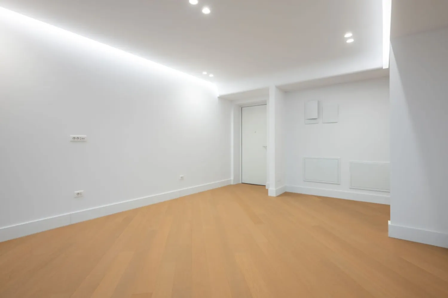 CORTINA 126 | Apartament exclusivist | Vedere libera | 2,900 Eur/mpc | LUX - New Place Real Estate Company va propune spre vanzare un apartament exclusivist situat in Ansamblul residential CORTINA 126, un complex rezidential premium, localizat in zona de Nord a capitalei - Iancu Nicolae.

Apartamentul este situat la Etajul 5, are o suprafata utila totala de 79.0 mp, fiind compus din: living cu dinning si bucatarie open space de 28.00 mp, un dormitor matrimonial de 14.60 mp si o baie proprie de 3.90 mp, un dormitor secundar/birou de 10.10 mp, baie de serviciu de 3.60 mp, hol de 4.00 mp si o terasa de 14.60 mp.

CORTINA 126 este un Ansamblu rezidential care propune un concept de locuire exclusivist caracterizat prin finisaje si dotari high-end adaptate trendurilor pietei imobiliare din marile capitale ale lumii.

Conceptul de modern living inseamna sa te bucuri cat mai mult de timpul tau liber. Iar acest lucru incepe acasa. Pentru aceasta viziune Ansamblul Cortina 126 ia in calcul fiecare parametru al unui stil de viata exclusivist, de la finisajele si dotarile high-end pana la locatie si arhitectura.

Finisaje și dotări
- Fatada ventilata cu placi ceramice Florim
- Tamplarie din aluminiu Schuco cu geam tripan
- Climatizare LG cu control individual a temperaturii
- Usi de acces cu sistem de siguranta
- Control acces cu sistem videointerfon
- Usi interioare tip Filomuro
- Parchet din lemn cu incalzire in pardoseala
- Placari ceramice Florim
- Obiecte sanitare Daniel Rubinetterie
- Incalzire centralizata cu contorizare individuala
- Parcare subterana pe 3 niveluri
- Gradini si spatii verzi

Apartamentul se vinde nemobilat.

Pentru mai multe detalii sau oferte similare, nu ezitati sa ne contactati.

Aceasta oferta apartine New Place Real Estate Company.