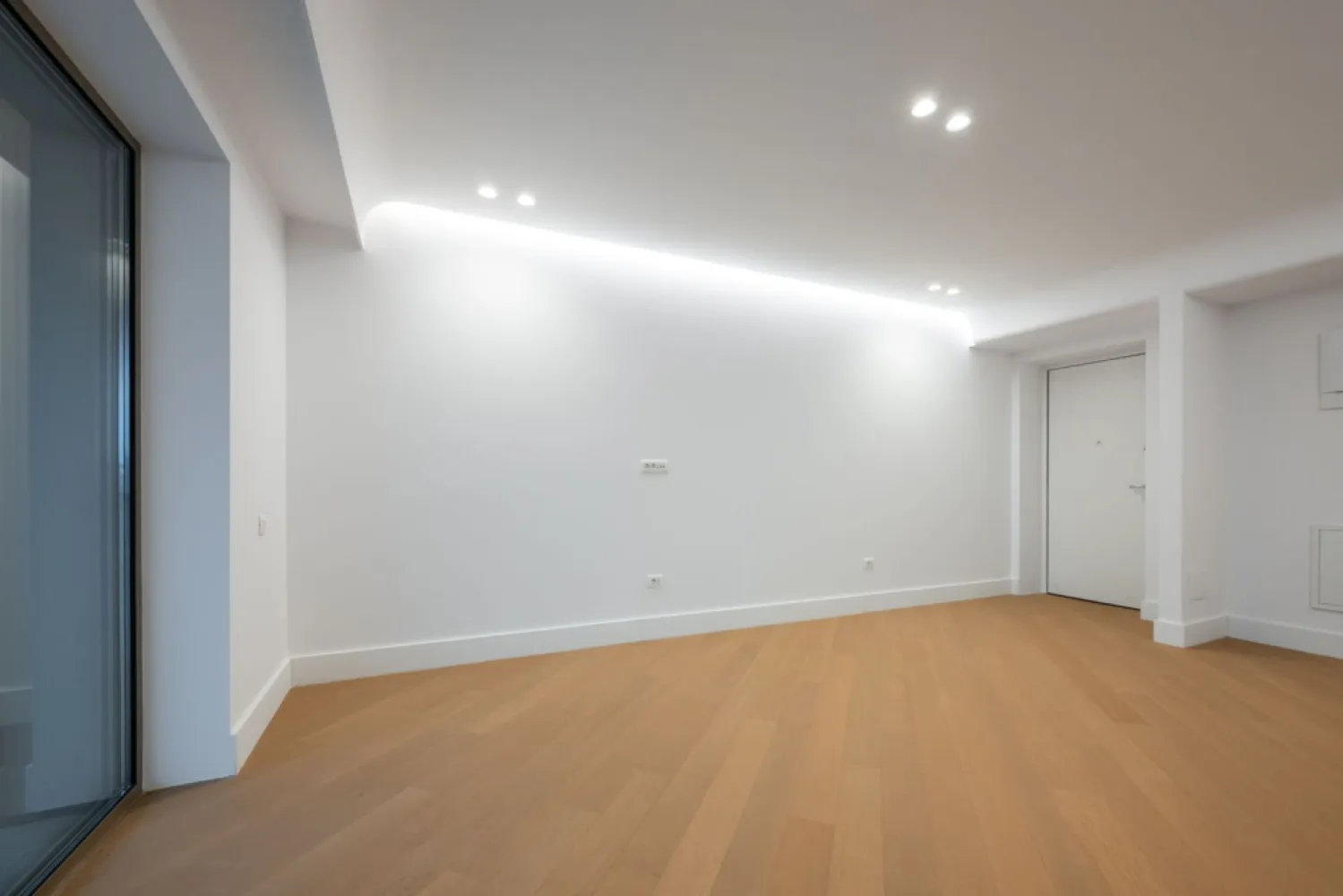 CORTINA 126 | Apartament exclusivist | Vedere libera | 2,900 Eur/mpc | LUX - New Place Real Estate Company va propune spre vanzare un apartament exclusivist situat in Ansamblul residential CORTINA 126, un complex rezidential premium, localizat in zona de Nord a capitalei - Iancu Nicolae.

Apartamentul este situat la Etajul 5, are o suprafata utila totala de 79.0 mp, fiind compus din: living cu dinning si bucatarie open space de 28.00 mp, un dormitor matrimonial de 14.60 mp si o baie proprie de 3.90 mp, un dormitor secundar/birou de 10.10 mp, baie de serviciu de 3.60 mp, hol de 4.00 mp si o terasa de 14.60 mp.

CORTINA 126 este un Ansamblu rezidential care propune un concept de locuire exclusivist caracterizat prin finisaje si dotari high-end adaptate trendurilor pietei imobiliare din marile capitale ale lumii.

Conceptul de modern living inseamna sa te bucuri cat mai mult de timpul tau liber. Iar acest lucru incepe acasa. Pentru aceasta viziune Ansamblul Cortina 126 ia in calcul fiecare parametru al unui stil de viata exclusivist, de la finisajele si dotarile high-end pana la locatie si arhitectura.

Finisaje și dotări
- Fatada ventilata cu placi ceramice Florim
- Tamplarie din aluminiu Schuco cu geam tripan
- Climatizare LG cu control individual a temperaturii
- Usi de acces cu sistem de siguranta
- Control acces cu sistem videointerfon
- Usi interioare tip Filomuro
- Parchet din lemn cu incalzire in pardoseala
- Placari ceramice Florim
- Obiecte sanitare Daniel Rubinetterie
- Incalzire centralizata cu contorizare individuala
- Parcare subterana pe 3 niveluri
- Gradini si spatii verzi

Apartamentul se vinde nemobilat.

Pentru mai multe detalii sau oferte similare, nu ezitati sa ne contactati.

Aceasta oferta apartine New Place Real Estate Company.