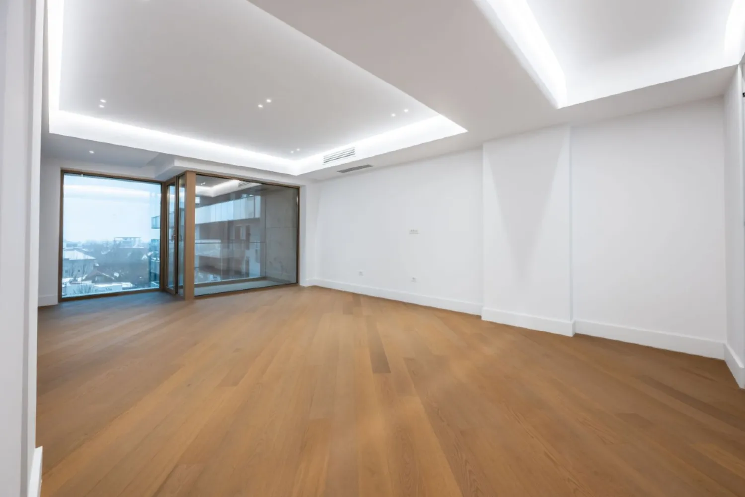 CORTINA 126 | Apartament exclusivist | Vedere dubla | 2,900 Eur/mpc | LUX - New Place Real Estate Company va propune spre vanzare un apartament exclusivist situat in Ansamblul residential CORTINA 126, un complex rezidential premium, localizat in zona de Nord a capitalei - Iancu Nicolae.

Apartamentul este situat la Etajul 5, are o suprafata utila totala de 107.8 mp, fiind compus din: living cu dinning si bucatarie open space de 33.40 mp, un dormitor matrimonial cu zona de dressing de 17.20 mp si o baie proprie de 5.50 mp, un dormitor secundar de 13.20 mp, baie de serviciu de 6.10 mp, 2 holuri de 10.10 respectiv 4.20 mp si 2 terase de 14.60 mp respectiv 3.50 mp.

CORTINA 126 este un Ansamblu rezidential care propune un concept de locuire exclusivist caracterizat prin finisaje si dotari high-end adaptate trendurilor pietei imobiliare din marile capitale ale lumii.

Conceptul de modern living inseamna sa te bucuri cat mai mult de timpul tau liber. Iar acest lucru incepe acasa. Pentru aceasta viziune Ansamblul Cortina 126 ia in calcul fiecare parametru al unui stil de viata exclusivist, de la finisajele si dotarile high-end pana la locatie si arhitectura.

Finisaje și dotări
- Fatada ventilata cu placi ceramice Florim
- Tamplarie din aluminiu Schuco cu geam tripan
- Climatizare LG cu control individual a temperaturii
- Usi de acces cu sistem de siguranta
- Control acces cu sistem videointerfon
- Usi interioare tip Filomuro
- Parchet din lemn cu incalzire in pardoseala
- Placari ceramice Florim
- Obiecte sanitare Daniel Rubinetterie
- Incalzire centralizata cu contorizare individuala
- Parcare subterana pe 3 niveluri
- Gradini si spatii verzi

Apartamentul se vinde nemobilat.

Pentru mai multe detalii sau oferte similare, nu ezitati sa ne contactati.

Aceasta oferta apartine New Place Real Estate Company.