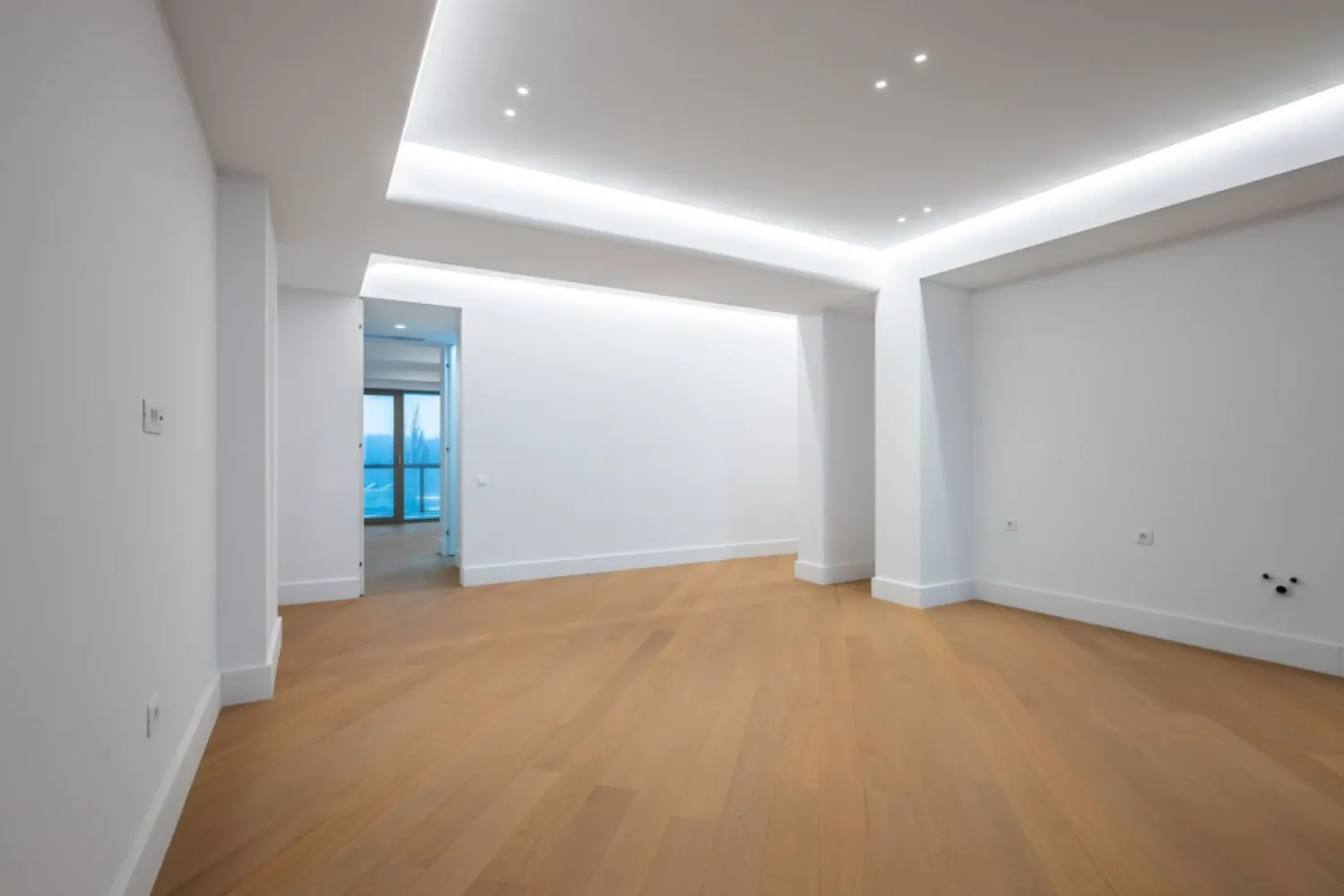 CORTINA 126 | Apartament exclusivist | Vedere dubla | 2,900 Eur/mpc | LUX - New Place Real Estate Company va propune spre vanzare un apartament exclusivist situat in Ansamblul residential CORTINA 126, un complex rezidential premium, localizat in zona de Nord a capitalei - Iancu Nicolae.

Apartamentul este situat la Etajul 5, are o suprafata utila totala de 107.8 mp, fiind compus din: living cu dinning si bucatarie open space de 33.40 mp, un dormitor matrimonial cu zona de dressing de 17.20 mp si o baie proprie de 5.50 mp, un dormitor secundar de 13.20 mp, baie de serviciu de 6.10 mp, 2 holuri de 10.10 respectiv 4.20 mp si 2 terase de 14.60 mp respectiv 3.50 mp.

CORTINA 126 este un Ansamblu rezidential care propune un concept de locuire exclusivist caracterizat prin finisaje si dotari high-end adaptate trendurilor pietei imobiliare din marile capitale ale lumii.

Conceptul de modern living inseamna sa te bucuri cat mai mult de timpul tau liber. Iar acest lucru incepe acasa. Pentru aceasta viziune Ansamblul Cortina 126 ia in calcul fiecare parametru al unui stil de viata exclusivist, de la finisajele si dotarile high-end pana la locatie si arhitectura.

Finisaje și dotări
- Fatada ventilata cu placi ceramice Florim
- Tamplarie din aluminiu Schuco cu geam tripan
- Climatizare LG cu control individual a temperaturii
- Usi de acces cu sistem de siguranta
- Control acces cu sistem videointerfon
- Usi interioare tip Filomuro
- Parchet din lemn cu incalzire in pardoseala
- Placari ceramice Florim
- Obiecte sanitare Daniel Rubinetterie
- Incalzire centralizata cu contorizare individuala
- Parcare subterana pe 3 niveluri
- Gradini si spatii verzi

Apartamentul se vinde nemobilat.

Pentru mai multe detalii sau oferte similare, nu ezitati sa ne contactati.

Aceasta oferta apartine New Place Real Estate Company.