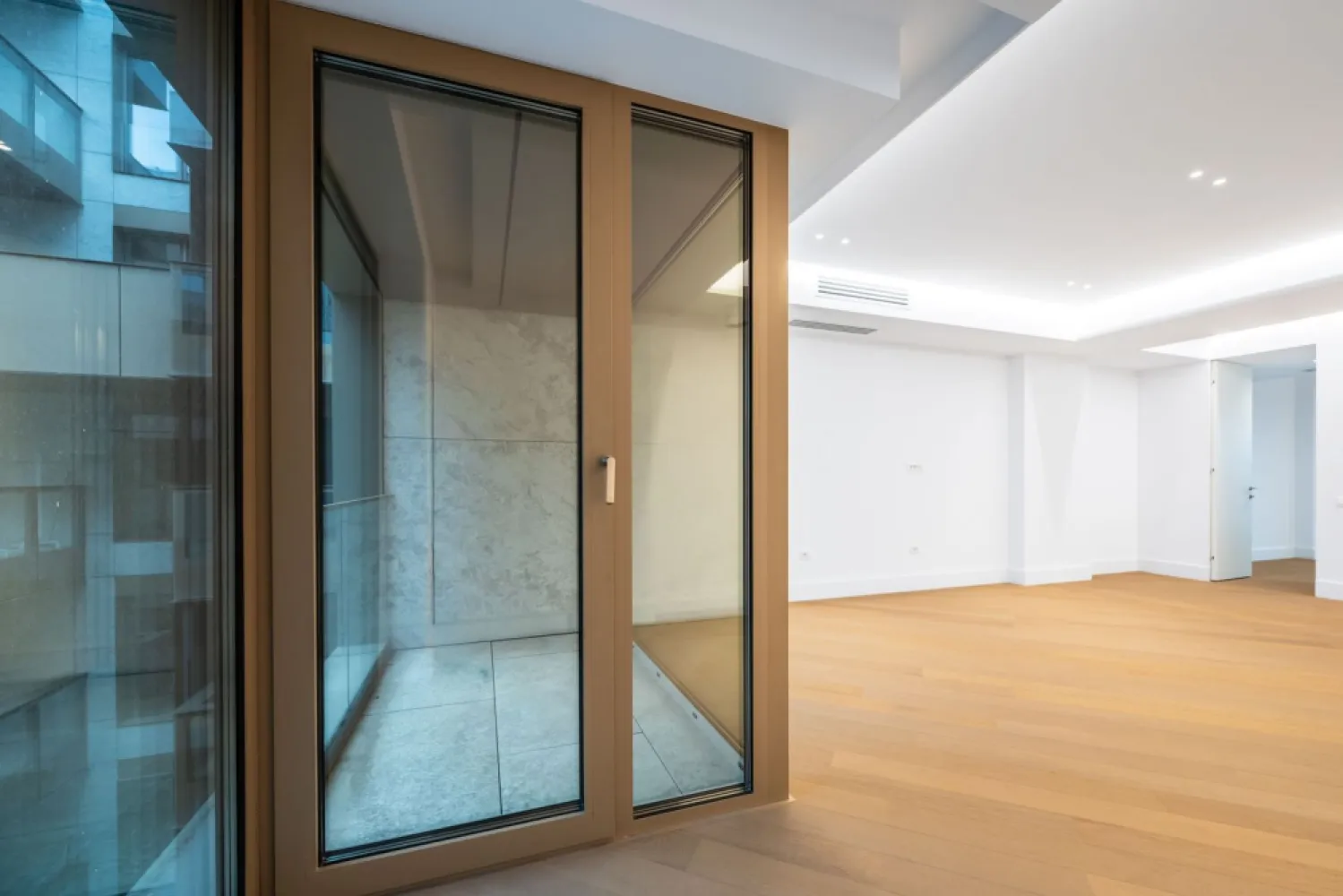 CORTINA 126 | Apartament exclusivist | Vedere dubla | 2,900 Eur/mpc | LUX - New Place Real Estate Company va propune spre vanzare un apartament exclusivist situat in Ansamblul residential CORTINA 126, un complex rezidential premium, localizat in zona de Nord a capitalei - Iancu Nicolae.

Apartamentul este situat la Etajul 5, are o suprafata utila totala de 107.8 mp, fiind compus din: living cu dinning si bucatarie open space de 33.40 mp, un dormitor matrimonial cu zona de dressing de 17.20 mp si o baie proprie de 5.50 mp, un dormitor secundar de 13.20 mp, baie de serviciu de 6.10 mp, 2 holuri de 10.10 respectiv 4.20 mp si 2 terase de 14.60 mp respectiv 3.50 mp.

CORTINA 126 este un Ansamblu rezidential care propune un concept de locuire exclusivist caracterizat prin finisaje si dotari high-end adaptate trendurilor pietei imobiliare din marile capitale ale lumii.

Conceptul de modern living inseamna sa te bucuri cat mai mult de timpul tau liber. Iar acest lucru incepe acasa. Pentru aceasta viziune Ansamblul Cortina 126 ia in calcul fiecare parametru al unui stil de viata exclusivist, de la finisajele si dotarile high-end pana la locatie si arhitectura.

Finisaje și dotări
- Fatada ventilata cu placi ceramice Florim
- Tamplarie din aluminiu Schuco cu geam tripan
- Climatizare LG cu control individual a temperaturii
- Usi de acces cu sistem de siguranta
- Control acces cu sistem videointerfon
- Usi interioare tip Filomuro
- Parchet din lemn cu incalzire in pardoseala
- Placari ceramice Florim
- Obiecte sanitare Daniel Rubinetterie
- Incalzire centralizata cu contorizare individuala
- Parcare subterana pe 3 niveluri
- Gradini si spatii verzi

Apartamentul se vinde nemobilat.

Pentru mai multe detalii sau oferte similare, nu ezitati sa ne contactati.

Aceasta oferta apartine New Place Real Estate Company.