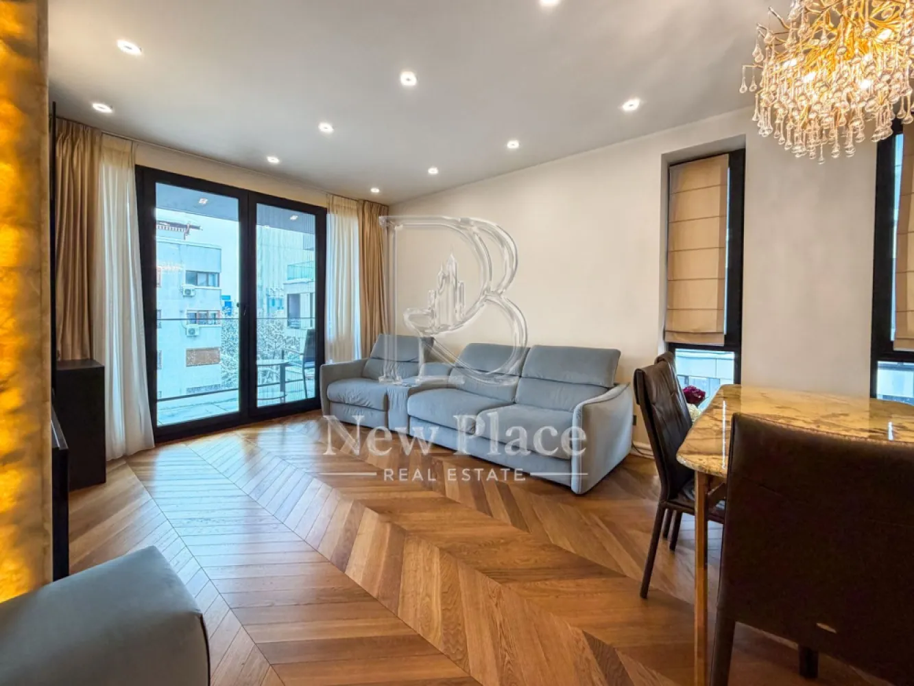 [VIDEO] WIN HERASTRAU | Concept exclusivist | 550,000+TVA | UNICAT - New Place Real Estate Company va propune spre vanzare un apartament exclusivist situat intr-un complex rezidential din zona Herastrau - Soseaua Nordului.

Apartamentul este situat in Ansamblul WIN HERASTRAU, un ansamblu imobiliar exclusivist, situat in inima Cartierului Francez din zona de Nord a Bucurestiului - Soseaua Nordului si are o suprafata utila totala de 98,70 mp si suprafata utila de 88.60 mp, are vederea libera (orientare spre Est), fiind compus din living de 24,20 mp, bucatarie open space de 8,80 mp, dormitor matrimonial de 20.10 mp cu zona de dressing de 4,90 mp si o baie proprie de 4,90 mp, dormitor secundar de 13,70 mp, baie de serviciu de 4,10 mp, hol de 5,10 mp, grup sanitar de 2,80 mp si 2 balcoane de 5,10 mp resppectiv 5,00 mp.

Separat se pot achizitiona doua locuri de parcare, situate la subteranul ansamblului, la pretul de 15,000 Eur+TVA fiecare, precum si doua boxe la pretul de 3,000 Eur+TVA fiecare.

Ansamblul WIN HERASTRAU dispune de 2 centre de fitness, un spatiu dedicat evenimentelor private, o parcare subterana pe 2 nivele (ce cuprinde si o spalatorie auto), o zona comerciala integrata si spatii pietonale. Aleile pietonale si parcul adiacent contribuie la o atmosfera relaxata, toate aceste facilitati cu acces rezervat fiind menite sa inlesneasca activitatile zilnice si relatiile sociale. Gratie acestor caracteristici, WIN HERASTRAU se distinge prin eleganta si farmec.

Pentru mai multe detalii sau pentru a programa o vizionare, nu ezitati sa ne contactati.

Aceasta oferta apartine New Place Real Estate Company.