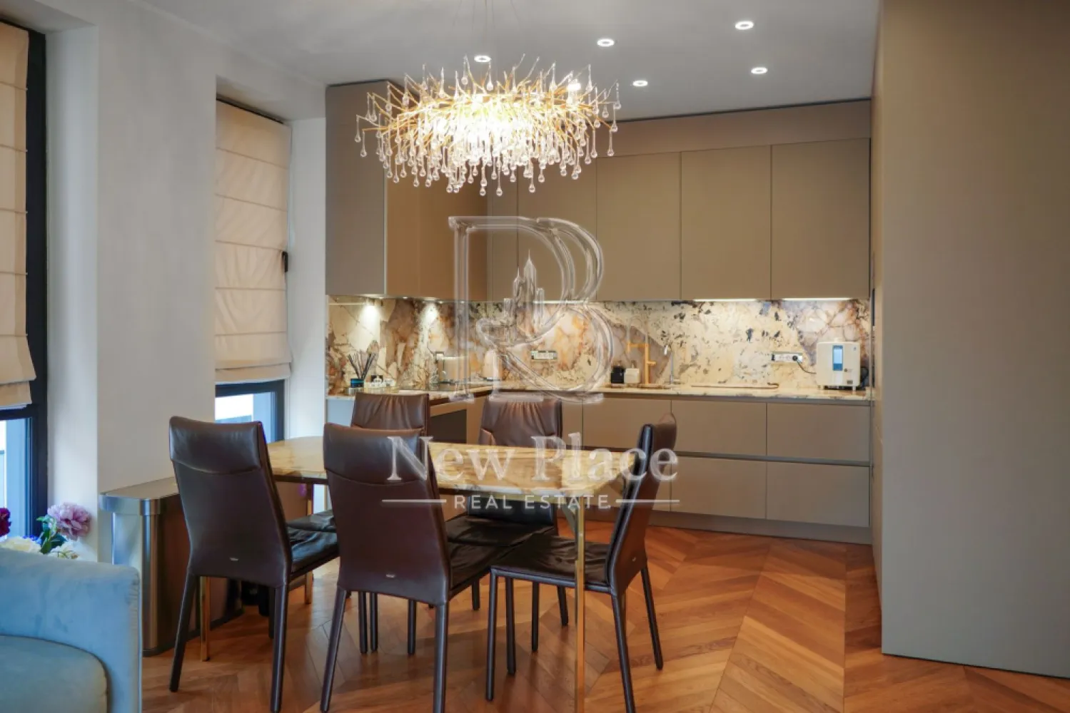 [VIDEO] WIN HERASTRAU | Concept exclusivist | 550,000+TVA | UNICAT - New Place Real Estate Company va propune spre vanzare un apartament exclusivist situat intr-un complex rezidential din zona Herastrau - Soseaua Nordului.

Apartamentul este situat in Ansamblul WIN HERASTRAU, un ansamblu imobiliar exclusivist, situat in inima Cartierului Francez din zona de Nord a Bucurestiului - Soseaua Nordului si are o suprafata utila totala de 98,70 mp si suprafata utila de 88.60 mp, are vederea libera (orientare spre Est), fiind compus din living de 24,20 mp, bucatarie open space de 8,80 mp, dormitor matrimonial de 20.10 mp cu zona de dressing de 4,90 mp si o baie proprie de 4,90 mp, dormitor secundar de 13,70 mp, baie de serviciu de 4,10 mp, hol de 5,10 mp, grup sanitar de 2,80 mp si 2 balcoane de 5,10 mp resppectiv 5,00 mp.

Separat se pot achizitiona doua locuri de parcare, situate la subteranul ansamblului, la pretul de 15,000 Eur+TVA fiecare, precum si doua boxe la pretul de 3,000 Eur+TVA fiecare.

Ansamblul WIN HERASTRAU dispune de 2 centre de fitness, un spatiu dedicat evenimentelor private, o parcare subterana pe 2 nivele (ce cuprinde si o spalatorie auto), o zona comerciala integrata si spatii pietonale. Aleile pietonale si parcul adiacent contribuie la o atmosfera relaxata, toate aceste facilitati cu acces rezervat fiind menite sa inlesneasca activitatile zilnice si relatiile sociale. Gratie acestor caracteristici, WIN HERASTRAU se distinge prin eleganta si farmec.

Pentru mai multe detalii sau pentru a programa o vizionare, nu ezitati sa ne contactati.

Aceasta oferta apartine New Place Real Estate Company.