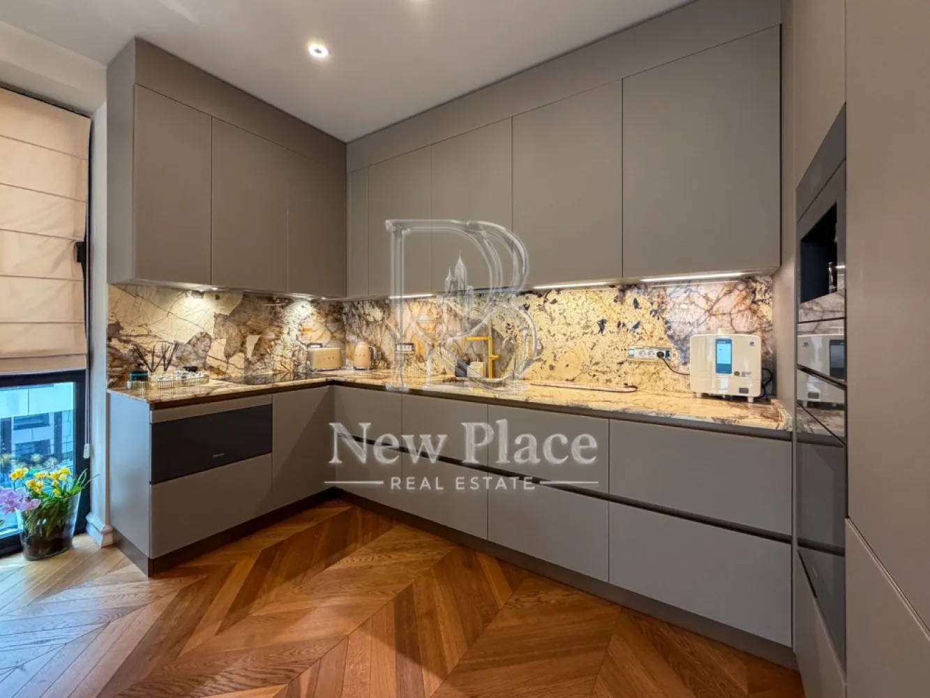 [VIDEO] WIN HERASTRAU | Concept exclusivist | 550,000+TVA | UNICAT - New Place Real Estate Company va propune spre vanzare un apartament exclusivist situat intr-un complex rezidential din zona Herastrau - Soseaua Nordului.

Apartamentul este situat in Ansamblul WIN HERASTRAU, un ansamblu imobiliar exclusivist, situat in inima Cartierului Francez din zona de Nord a Bucurestiului - Soseaua Nordului si are o suprafata utila totala de 98,70 mp si suprafata utila de 88.60 mp, are vederea libera (orientare spre Est), fiind compus din living de 24,20 mp, bucatarie open space de 8,80 mp, dormitor matrimonial de 20.10 mp cu zona de dressing de 4,90 mp si o baie proprie de 4,90 mp, dormitor secundar de 13,70 mp, baie de serviciu de 4,10 mp, hol de 5,10 mp, grup sanitar de 2,80 mp si 2 balcoane de 5,10 mp resppectiv 5,00 mp.

Separat se pot achizitiona doua locuri de parcare, situate la subteranul ansamblului, la pretul de 15,000 Eur+TVA fiecare, precum si doua boxe la pretul de 3,000 Eur+TVA fiecare.

Ansamblul WIN HERASTRAU dispune de 2 centre de fitness, un spatiu dedicat evenimentelor private, o parcare subterana pe 2 nivele (ce cuprinde si o spalatorie auto), o zona comerciala integrata si spatii pietonale. Aleile pietonale si parcul adiacent contribuie la o atmosfera relaxata, toate aceste facilitati cu acces rezervat fiind menite sa inlesneasca activitatile zilnice si relatiile sociale. Gratie acestor caracteristici, WIN HERASTRAU se distinge prin eleganta si farmec.

Pentru mai multe detalii sau pentru a programa o vizionare, nu ezitati sa ne contactati.

Aceasta oferta apartine New Place Real Estate Company.