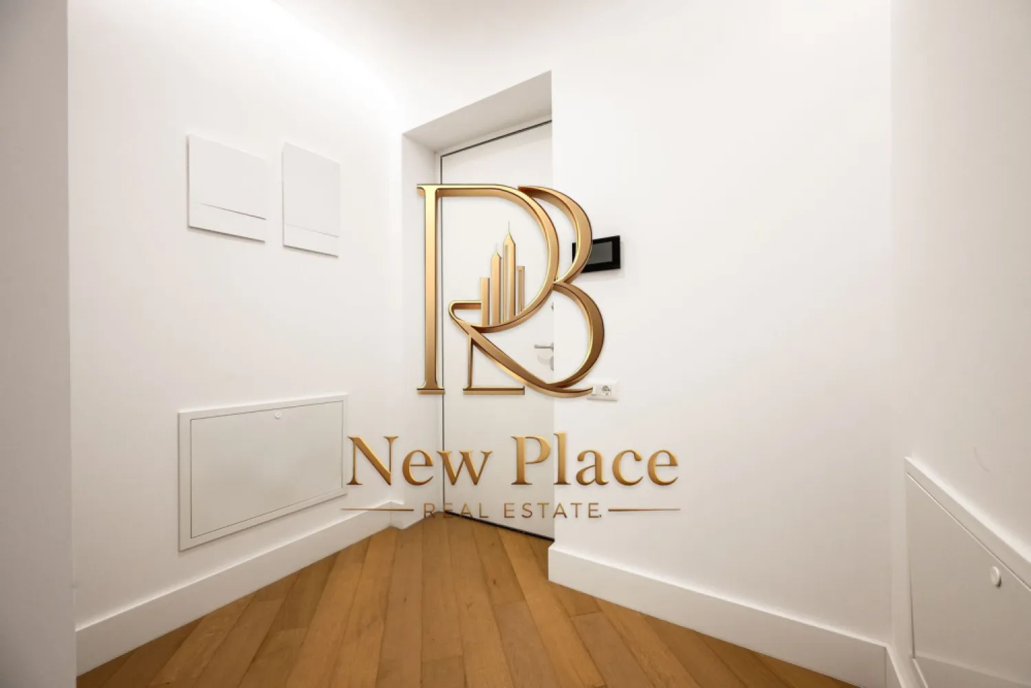 CORTINA 126 | Ultra Lux | Exclusivitate | 2,500 Eur/mpc | Terasa de 13 mp - New Place Real Estate Company va propune spre vanzare un apartament exclusivist situat intr un complex rezidential premium, localizat in zona de Nord a capitalei - Erou Iancu Nicolae.

Apartamentul este situat la Etajul 1, are o suprafata construita de 113.30 mp si o suprafata utila totala de 96.50 mp, fiind compus din: living cu bucatarie si dining de 34.30 mp, dormitor matrimonial cu zona de dressing de 20.40 mp cu baie proprie de 4.90 mp, dormitor secundar de 12.90 mp, grup sanitar de 5.10 mp, un hol de 5.70 mp si un balcon de 13.20 mp.

Ansamblul rezidential din care face parte apartamentul propune un concept de locuire exclusivist caracterizat prin finisaje si dotari high-end adaptate trendurilor pietei imobiliare din marile capitale ale lumii.

Conceptul de modern living inseamna sa te bucuri cat mai mult de timpul tau liber. Iar acest lucru incepe acasa. Pentru aceasta viziune ansamblul ia in calcul fiecare parametru al unui stil de viata exclusivist, de la finisajele si dotarile high-end pana la locatie si arhitectura.

Finisaje și dotari
- Fatada ventilata cu placi ceramice Florim
- Tamplarie din aluminiu Schuco cu geam tripan
- Climatizare LG cu control individual a temperaturii
- Usi de acces cu sistem de siguranta
- Control acces cu sistem videointerfon
- Usi interioare tip Filomuro
- Parchet din lemn cu incalzire in pardoseala
- Placari ceramice Florim
- Obiecte sanitare Daniel Rubinetterie
- Incalzire centralizata cu contorizare individuala
- Parcare subterana pe 3 niveluri
- Gradini si spatii verzi

Pentru mai multe detalii sau oferte similare, nu ezitati sa ne contactati.

Aceasta oferta apartine New Place Real Estate Company.