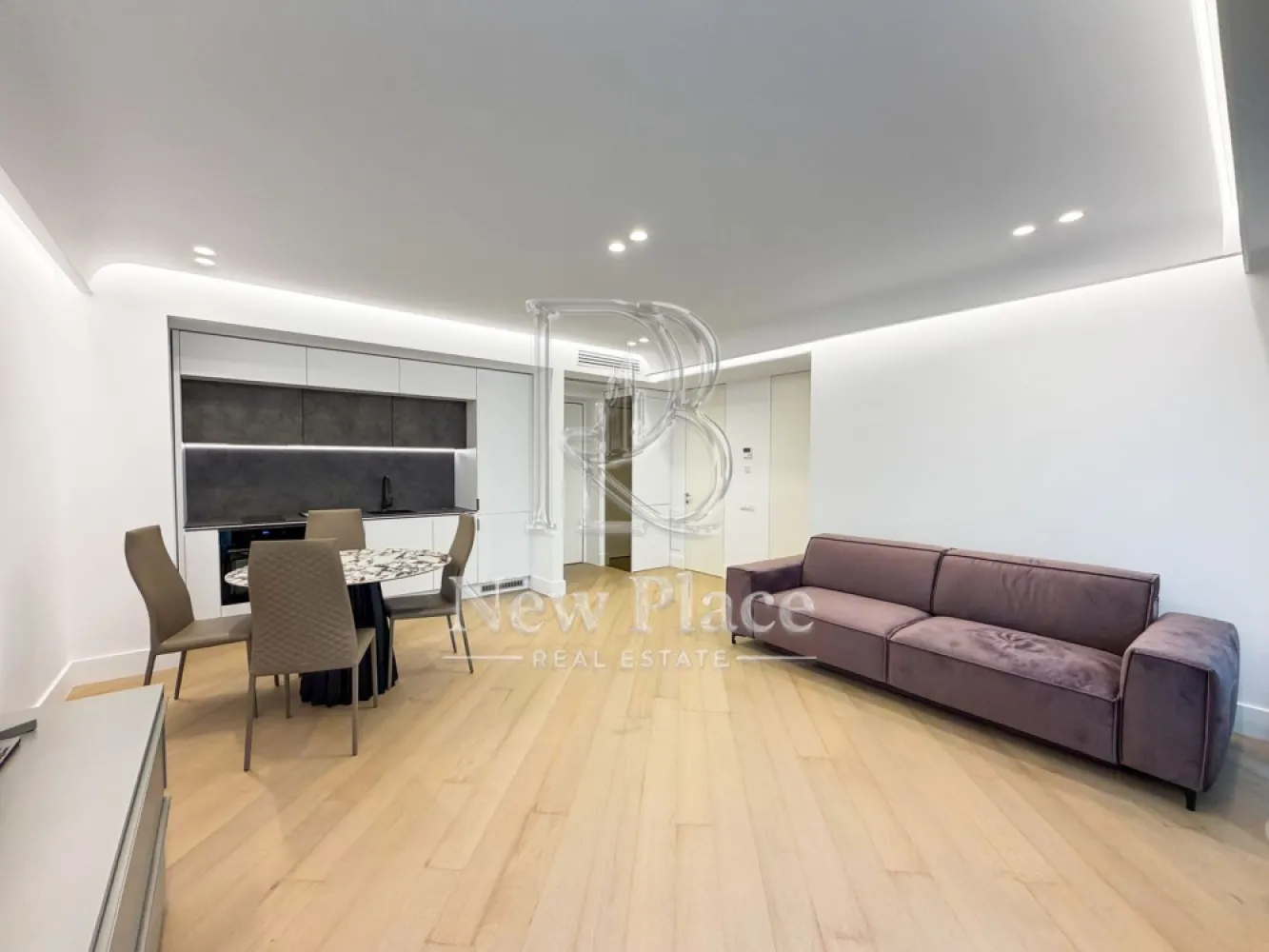 [VIDEO] CORTINA 126 | Apartament exclusivist | LUX - ✅Pentru o perspectiva mai buna asupra Apartamentului, va invitam sa vizionati Video-ul de prezentare✅

New Place Real Estate Company va propune spre inchiriere un apartament exclusivist situat in Ansamblul residential CORTINA 126, un complex rezidential premium, localizat in zona de Nord a capitalei - Iancu Nicolae.

Apartamentul este situat la Etajul 2, are o suprafata utila totala de 58.40 mp, fiind compus din: living cu dinning si bucatarie open space de 32.60 mp - bucataria fiind complet mobilata si utilata, dormitor de 13.90 mp, baie de 5.30 mp si un balcon de 6.60 mp.

Apartamentul dispune de un loc de parcare situat la subteranul imobilului.

CORTINA 126 este un Ansamblu rezidential care propune un concept de locuire exclusivist caracterizat prin finisaje si dotari high-end adaptate trendurilor pietei imobiliare din marile capitale ale lumii.

Conceptul de modern living inseamna sa te bucuri cat mai mult de timpul tau liber. Iar acest lucru incepe acasa. Pentru aceasta viziune Ansamblul Cortina 126 ia in calcul fiecare parametru al unui stil de viata exclusivist, de la finisajele si dotarile high-end pana la locatie si arhitectura.

Finisaje și dotări
- Fatada ventilata cu placi ceramice Florim
- Tamplarie din aluminiu Schuco cu geam tripan
- Climatizare LG cu control individual a temperaturii
- Usi de acces cu sistem de siguranta
- Control acces cu sistem videointerfon
- Usi interioare tip Filomuro
- Parchet din lemn cu incalzire in pardoseala
- Placari ceramice Florim
- Obiecte sanitare Daniel Rubinetterie
- Incalzire centralizata cu contorizare individuala
- Parcare subterana pe 3 niveluri
- Gradini si spatii verzi

Pentru mai multe detalii sau oferte similare, nu ezitati sa ne contactati.

Aceasta oferta apartine New Place Real Estate Company.