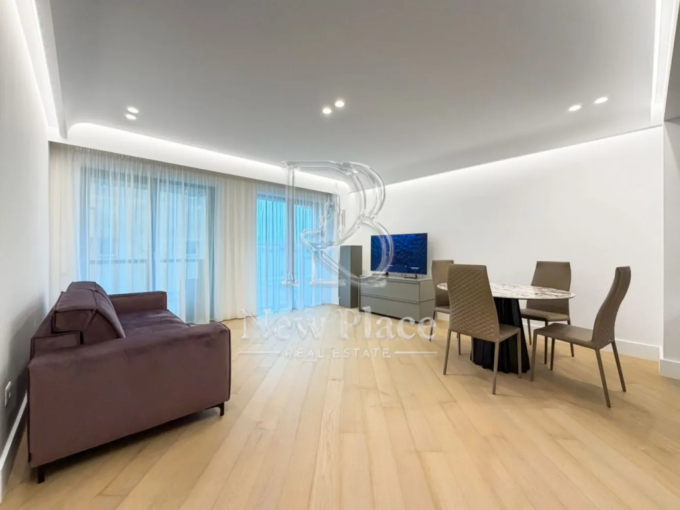 [VIDEO] CORTINA 126 | Apartament exclusivist | LUX - ✅Pentru o perspectiva mai buna asupra Apartamentului, va invitam sa vizionati Video-ul de prezentare✅

New Place Real Estate Company va propune spre inchiriere un apartament exclusivist situat in Ansamblul residential CORTINA 126, un complex rezidential premium, localizat in zona de Nord a capitalei - Iancu Nicolae.

Apartamentul este situat la Etajul 2, are o suprafata utila totala de 58.40 mp, fiind compus din: living cu dinning si bucatarie open space de 32.60 mp - bucataria fiind complet mobilata si utilata, dormitor de 13.90 mp, baie de 5.30 mp si un balcon de 6.60 mp.

Apartamentul dispune de un loc de parcare situat la subteranul imobilului.

CORTINA 126 este un Ansamblu rezidential care propune un concept de locuire exclusivist caracterizat prin finisaje si dotari high-end adaptate trendurilor pietei imobiliare din marile capitale ale lumii.

Conceptul de modern living inseamna sa te bucuri cat mai mult de timpul tau liber. Iar acest lucru incepe acasa. Pentru aceasta viziune Ansamblul Cortina 126 ia in calcul fiecare parametru al unui stil de viata exclusivist, de la finisajele si dotarile high-end pana la locatie si arhitectura.

Finisaje și dotări
- Fatada ventilata cu placi ceramice Florim
- Tamplarie din aluminiu Schuco cu geam tripan
- Climatizare LG cu control individual a temperaturii
- Usi de acces cu sistem de siguranta
- Control acces cu sistem videointerfon
- Usi interioare tip Filomuro
- Parchet din lemn cu incalzire in pardoseala
- Placari ceramice Florim
- Obiecte sanitare Daniel Rubinetterie
- Incalzire centralizata cu contorizare individuala
- Parcare subterana pe 3 niveluri
- Gradini si spatii verzi

Pentru mai multe detalii sau oferte similare, nu ezitati sa ne contactati.

Aceasta oferta apartine New Place Real Estate Company.