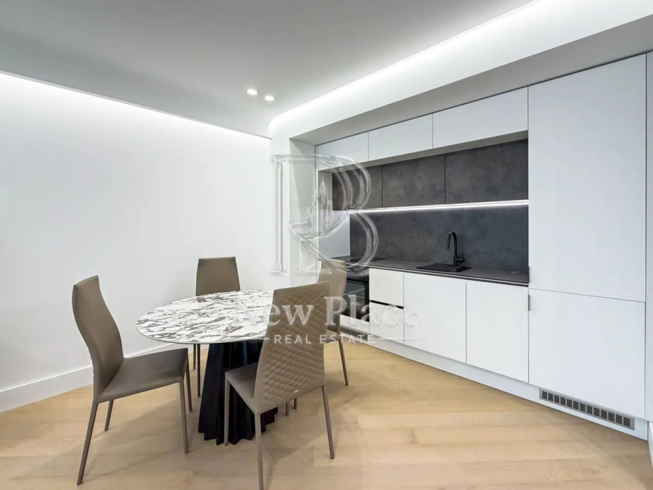 [VIDEO] CORTINA 126 | Apartament exclusivist | LUX - ✅Pentru o perspectiva mai buna asupra Apartamentului, va invitam sa vizionati Video-ul de prezentare✅

New Place Real Estate Company va propune spre inchiriere un apartament exclusivist situat in Ansamblul residential CORTINA 126, un complex rezidential premium, localizat in zona de Nord a capitalei - Iancu Nicolae.

Apartamentul este situat la Etajul 2, are o suprafata utila totala de 58.40 mp, fiind compus din: living cu dinning si bucatarie open space de 32.60 mp - bucataria fiind complet mobilata si utilata, dormitor de 13.90 mp, baie de 5.30 mp si un balcon de 6.60 mp.

Apartamentul dispune de un loc de parcare situat la subteranul imobilului.

CORTINA 126 este un Ansamblu rezidential care propune un concept de locuire exclusivist caracterizat prin finisaje si dotari high-end adaptate trendurilor pietei imobiliare din marile capitale ale lumii.

Conceptul de modern living inseamna sa te bucuri cat mai mult de timpul tau liber. Iar acest lucru incepe acasa. Pentru aceasta viziune Ansamblul Cortina 126 ia in calcul fiecare parametru al unui stil de viata exclusivist, de la finisajele si dotarile high-end pana la locatie si arhitectura.

Finisaje și dotări
- Fatada ventilata cu placi ceramice Florim
- Tamplarie din aluminiu Schuco cu geam tripan
- Climatizare LG cu control individual a temperaturii
- Usi de acces cu sistem de siguranta
- Control acces cu sistem videointerfon
- Usi interioare tip Filomuro
- Parchet din lemn cu incalzire in pardoseala
- Placari ceramice Florim
- Obiecte sanitare Daniel Rubinetterie
- Incalzire centralizata cu contorizare individuala
- Parcare subterana pe 3 niveluri
- Gradini si spatii verzi

Pentru mai multe detalii sau oferte similare, nu ezitati sa ne contactati.

Aceasta oferta apartine New Place Real Estate Company.