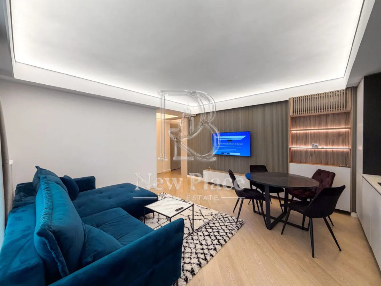 [VIDEO] CORTINA NORTH | Apartament deosebit | Parcare subterana | LUX - ✅Pentru o perspectiva mai buna asupra Apartamentului, va invitam sa vizionati Video-ul de prezentare✅

New Place Real Estate Company va propune spre inchiriere un apartament situat intr-un complex rezidential exclusivist din zona Aviatiei-Pipera si anume CORTINA NORTH. Cu o amplasare de exceptie in Nordul capitalei, acest ansamblu este unul grandios, cu caracteristici unice imbinate pentru un stil de viata complet, confortabil si activ!

Apartamentul este situat la Etajul 6, are o suprafata construita de 96.33 mp si suprafata utila totala de 78.10 mp, fiind compus din living cu bucatarie opne space de 23,70 mp, un dormitor matrimonial de 15,90 mp cu baie proprie de 4,90 mp, un al doilea dormitor de 15,00 mp - care se poate mobila la cererea viitorului chirias, baie de serviciu de 4,20 mp, hol de 5,80 mp si un balcon de 8,60 mp.

Apartamentul dispune de un loc de parcare situat la subteranul imobilului.

Ansamblul Cortina North completeaza stilul de viata activ, sanatos si securizat cu o gama variata de facilitati: centru fitness, bazin de inot, peste 1,5 km pista de alergare, calitatea aerului data de peste 10,000 mp de spatii verzi, galerii comerciale dedicate, parcari private subterane si supraterane si acces controlat.

FINISAJE:
- Fatada ventilata;
- Tamplarie PVC Schuco cu geam tripan termoizolant;
- Ceramica Porcelanosa;
- Obiecte sanitare Daniel Rubinetterie;
- Parchet calitate superioara;
- Usi de intrare securizate Pinum;
- Usi interioare Filomuro.

DOTARI:
- Centrala termica Ariston individuala cu gaz;
- Aer conditionat tip multisplit;
- Videointerfon;
- Utilitati „ready to use” (racorduri individuale la gaze, curent electric, apa curenta);
- Aparatura electrica si cablaje pregatite pentru conexiunea TV si internet;
- Ascensoare – Cate doua pe fiecare tronson.

Pentru mai multe detalii sau oferte similare, nu ezitati sa ne contactati.

Aceasta oferta apartine New Place Real Estate Company