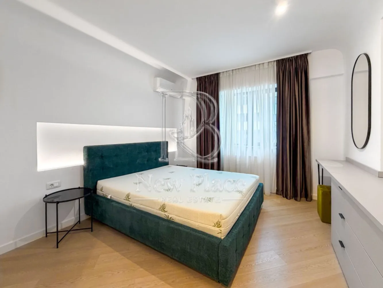 [VIDEO] CORTINA NORTH | Apartament deosebit | Parcare subterana | LUX - ✅Pentru o perspectiva mai buna asupra Apartamentului, va invitam sa vizionati Video-ul de prezentare✅

New Place Real Estate Company va propune spre inchiriere un apartament situat intr-un complex rezidential exclusivist din zona Aviatiei-Pipera si anume CORTINA NORTH. Cu o amplasare de exceptie in Nordul capitalei, acest ansamblu este unul grandios, cu caracteristici unice imbinate pentru un stil de viata complet, confortabil si activ!

Apartamentul este situat la Etajul 6, are o suprafata construita de 96.33 mp si suprafata utila totala de 78.10 mp, fiind compus din living cu bucatarie opne space de 23,70 mp, un dormitor matrimonial de 15,90 mp cu baie proprie de 4,90 mp, un al doilea dormitor de 15,00 mp - care se poate mobila la cererea viitorului chirias, baie de serviciu de 4,20 mp, hol de 5,80 mp si un balcon de 8,60 mp.

Apartamentul dispune de un loc de parcare situat la subteranul imobilului.

Ansamblul Cortina North completeaza stilul de viata activ, sanatos si securizat cu o gama variata de facilitati: centru fitness, bazin de inot, peste 1,5 km pista de alergare, calitatea aerului data de peste 10,000 mp de spatii verzi, galerii comerciale dedicate, parcari private subterane si supraterane si acces controlat.

FINISAJE:
- Fatada ventilata;
- Tamplarie PVC Schuco cu geam tripan termoizolant;
- Ceramica Porcelanosa;
- Obiecte sanitare Daniel Rubinetterie;
- Parchet calitate superioara;
- Usi de intrare securizate Pinum;
- Usi interioare Filomuro.

DOTARI:
- Centrala termica Ariston individuala cu gaz;
- Aer conditionat tip multisplit;
- Videointerfon;
- Utilitati „ready to use” (racorduri individuale la gaze, curent electric, apa curenta);
- Aparatura electrica si cablaje pregatite pentru conexiunea TV si internet;
- Ascensoare – Cate doua pe fiecare tronson.

Pentru mai multe detalii sau oferte similare, nu ezitati sa ne contactati.

Aceasta oferta apartine New Place Real Estate Company
