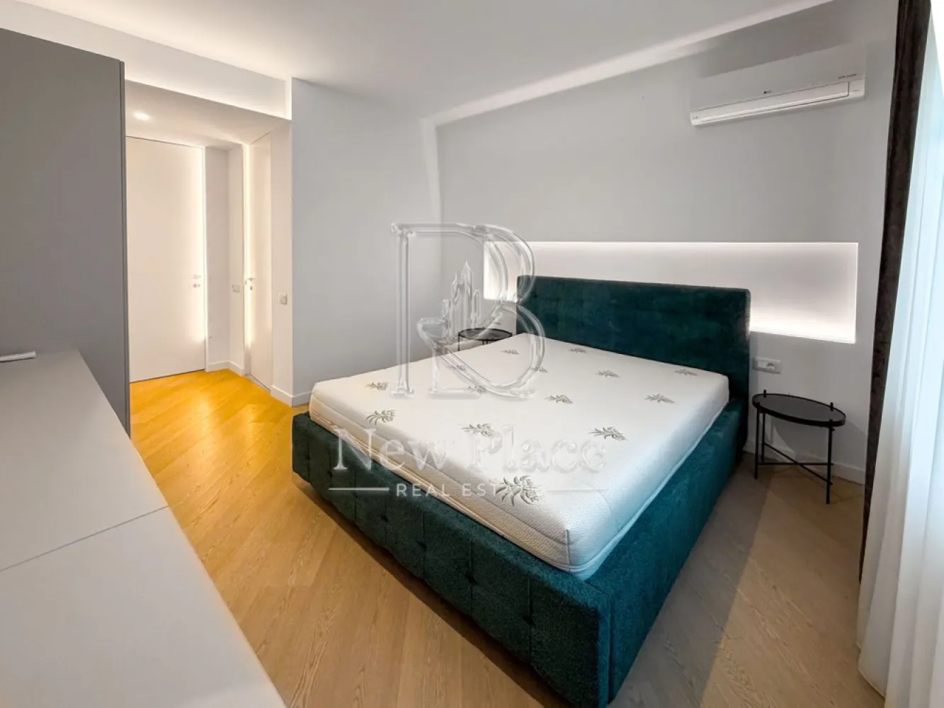 [VIDEO] CORTINA NORTH | Apartament deosebit | Parcare subterana | LUX - ✅Pentru o perspectiva mai buna asupra Apartamentului, va invitam sa vizionati Video-ul de prezentare✅

New Place Real Estate Company va propune spre inchiriere un apartament situat intr-un complex rezidential exclusivist din zona Aviatiei-Pipera si anume CORTINA NORTH. Cu o amplasare de exceptie in Nordul capitalei, acest ansamblu este unul grandios, cu caracteristici unice imbinate pentru un stil de viata complet, confortabil si activ!

Apartamentul este situat la Etajul 6, are o suprafata construita de 96.33 mp si suprafata utila totala de 78.10 mp, fiind compus din living cu bucatarie opne space de 23,70 mp, un dormitor matrimonial de 15,90 mp cu baie proprie de 4,90 mp, un al doilea dormitor de 15,00 mp - care se poate mobila la cererea viitorului chirias, baie de serviciu de 4,20 mp, hol de 5,80 mp si un balcon de 8,60 mp.

Apartamentul dispune de un loc de parcare situat la subteranul imobilului.

Ansamblul Cortina North completeaza stilul de viata activ, sanatos si securizat cu o gama variata de facilitati: centru fitness, bazin de inot, peste 1,5 km pista de alergare, calitatea aerului data de peste 10,000 mp de spatii verzi, galerii comerciale dedicate, parcari private subterane si supraterane si acces controlat.

FINISAJE:
- Fatada ventilata;
- Tamplarie PVC Schuco cu geam tripan termoizolant;
- Ceramica Porcelanosa;
- Obiecte sanitare Daniel Rubinetterie;
- Parchet calitate superioara;
- Usi de intrare securizate Pinum;
- Usi interioare Filomuro.

DOTARI:
- Centrala termica Ariston individuala cu gaz;
- Aer conditionat tip multisplit;
- Videointerfon;
- Utilitati „ready to use” (racorduri individuale la gaze, curent electric, apa curenta);
- Aparatura electrica si cablaje pregatite pentru conexiunea TV si internet;
- Ascensoare – Cate doua pe fiecare tronson.

Pentru mai multe detalii sau oferte similare, nu ezitati sa ne contactati.

Aceasta oferta apartine New Place Real Estate Company