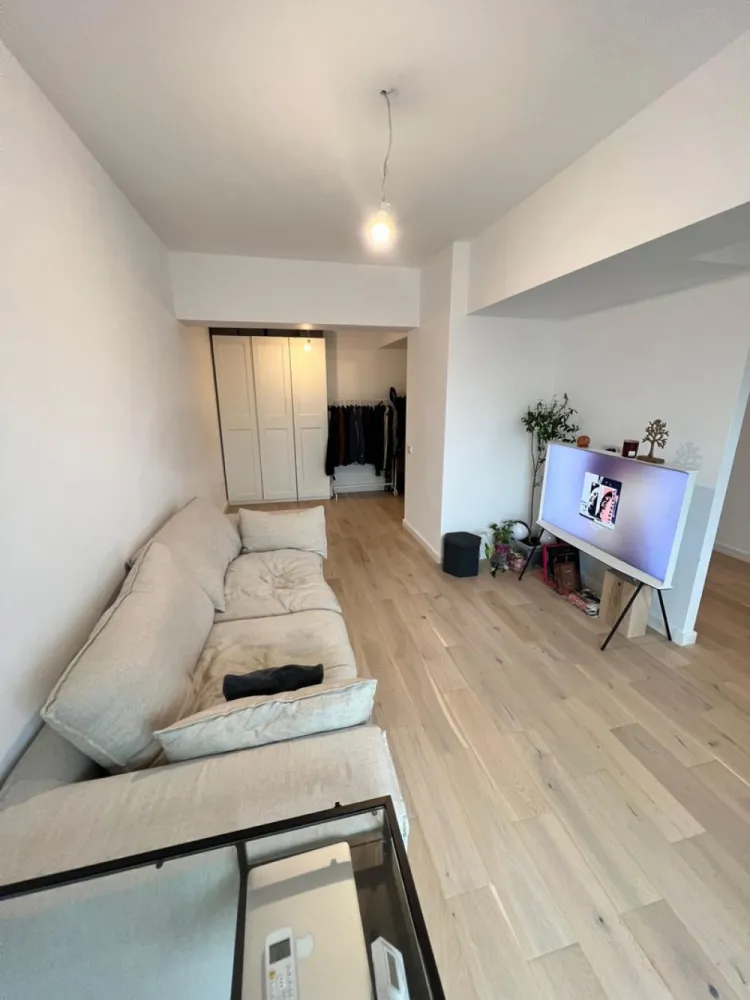 Rond OMV Pipera | Apt semi-mobilat | Terasa de 12 mp | View liber | LUX - New Place Real Estate Company va propune spre vanzare un apartament situat intr un Ansamblu rezidential dezvoltat in polul de business al Bucurestiului, un ansamblu care redefineste standardele de confort al locuintei, prin calitate si inovatie in constructie, finisaje superioare, compartimentari inteligente si solutii unice de eficientizare energetica.

Apartamentul este situat la Etajul 7/8 si are o suprafata utila totala de 66.90 mp (din care balcon de 11.60 mp), suprafata desfasurata astfel: living si dining cu suprafata de 21.30 mp, bucatarie cu suprafata de 9.60 mp, dormitor cu suprafata de 13.20 mp, baie cu suprafata de 4.90 mp, hol cu suprafata de 6.30 si o terasa cu suprafata de 11.60 mp.

Apartamentul se vinde semi-mobilat, asa cum se poate observa in poze.

Acest ansamblu rezidential ofera INCALZIRE GRATUITA pentru toate apartamentele din ansamblu! Dispune de un sistem de pompe de caldura geotermala, precum si de un sistem de panouri fotovoltaice. Productia de energie asigurata de aceste sisteme, combinata cu o compartimentare inteligenta a apartamentelor, acopera atat incalzirea eficienta a locuintelor si spatiilor comune, precum si racirea pasiva (prin pardoseala). Costurile de incalzire sunt zero, avand in vedere ca productia de energie verde a ansamblului va avea un excedent anual de peste 50%. Incalzirea se realizeaza prin pardoseala si exista un sistem de monitorizare si control cu termostatare per apartament, cu multizonare in fiecare camera.

In ansamblu se afla doua parcuri verzi, proiectate meticulos pentru repaus si activitate fizica. Acestea ofera spatii pentru destindere, locuri de joaca pentru cei mici si echipamente de fitness pentru exercitii fizice in aer liber.

Finisajele de top completeaza calitatea constructiei, oferind un confort sporit rezidentilor ansamblului:
- Usi de intrare in cladire SCHUCO
- Usi de interior PORTA DOORS
- Lifturi de ultima generatie OTIS
- Usi de intrare in apartament GOLDEN DOOR
- Parchet triplu stratificat BARLINEK
- Tamplarie din PVC VEKA SOFTLINE82
- Gresie & faianta LA PAMESA / MARAZZI
- Obiecte sanitare DALET
- Baterii & accesorii de baie KLUDI
- Compartimentare interioara cu sistem din blocheți de ipsos KNAUF

Pentru mai multe detalii sau oferte similare, nu ezitati sa ne contactati.

Aceasta oferta apartine New Place Real Estate Company.