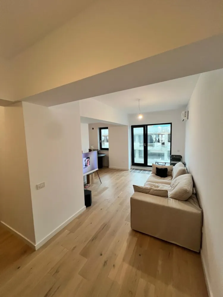 Rond OMV Pipera | Apt semi-mobilat | Terasa de 12 mp | View liber | LUX - New Place Real Estate Company va propune spre vanzare un apartament situat intr un Ansamblu rezidential dezvoltat in polul de business al Bucurestiului, un ansamblu care redefineste standardele de confort al locuintei, prin calitate si inovatie in constructie, finisaje superioare, compartimentari inteligente si solutii unice de eficientizare energetica.

Apartamentul este situat la Etajul 7/8 si are o suprafata utila totala de 66.90 mp (din care balcon de 11.60 mp), suprafata desfasurata astfel: living si dining cu suprafata de 21.30 mp, bucatarie cu suprafata de 9.60 mp, dormitor cu suprafata de 13.20 mp, baie cu suprafata de 4.90 mp, hol cu suprafata de 6.30 si o terasa cu suprafata de 11.60 mp.

Apartamentul se vinde semi-mobilat, asa cum se poate observa in poze.

Acest ansamblu rezidential ofera INCALZIRE GRATUITA pentru toate apartamentele din ansamblu! Dispune de un sistem de pompe de caldura geotermala, precum si de un sistem de panouri fotovoltaice. Productia de energie asigurata de aceste sisteme, combinata cu o compartimentare inteligenta a apartamentelor, acopera atat incalzirea eficienta a locuintelor si spatiilor comune, precum si racirea pasiva (prin pardoseala). Costurile de incalzire sunt zero, avand in vedere ca productia de energie verde a ansamblului va avea un excedent anual de peste 50%. Incalzirea se realizeaza prin pardoseala si exista un sistem de monitorizare si control cu termostatare per apartament, cu multizonare in fiecare camera.

In ansamblu se afla doua parcuri verzi, proiectate meticulos pentru repaus si activitate fizica. Acestea ofera spatii pentru destindere, locuri de joaca pentru cei mici si echipamente de fitness pentru exercitii fizice in aer liber.

Finisajele de top completeaza calitatea constructiei, oferind un confort sporit rezidentilor ansamblului:
- Usi de intrare in cladire SCHUCO
- Usi de interior PORTA DOORS
- Lifturi de ultima generatie OTIS
- Usi de intrare in apartament GOLDEN DOOR
- Parchet triplu stratificat BARLINEK
- Tamplarie din PVC VEKA SOFTLINE82
- Gresie & faianta LA PAMESA / MARAZZI
- Obiecte sanitare DALET
- Baterii & accesorii de baie KLUDI
- Compartimentare interioara cu sistem din blocheți de ipsos KNAUF

Pentru mai multe detalii sau oferte similare, nu ezitati sa ne contactati.

Aceasta oferta apartine New Place Real Estate Company.
