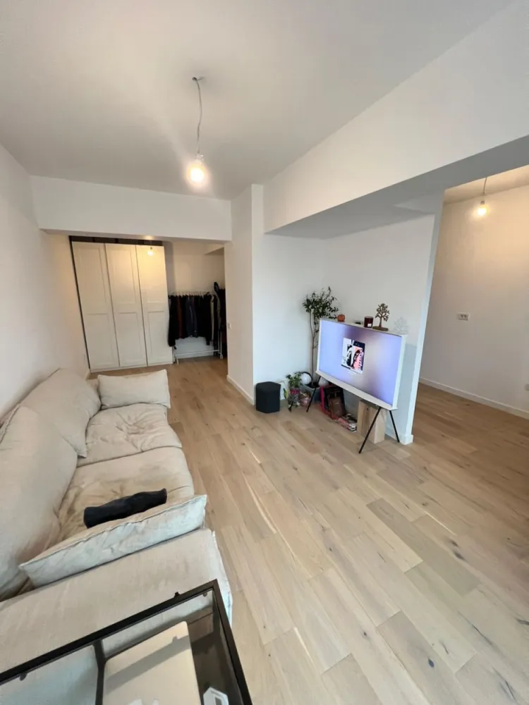 Rond OMV Pipera | Apt semi-mobilat | Terasa de 12 mp | View liber | LUX - New Place Real Estate Company va propune spre vanzare un apartament situat intr un Ansamblu rezidential dezvoltat in polul de business al Bucurestiului, un ansamblu care redefineste standardele de confort al locuintei, prin calitate si inovatie in constructie, finisaje superioare, compartimentari inteligente si solutii unice de eficientizare energetica.

Apartamentul este situat la Etajul 7/8 si are o suprafata utila totala de 66.90 mp (din care balcon de 11.60 mp), suprafata desfasurata astfel: living si dining cu suprafata de 21.30 mp, bucatarie cu suprafata de 9.60 mp, dormitor cu suprafata de 13.20 mp, baie cu suprafata de 4.90 mp, hol cu suprafata de 6.30 si o terasa cu suprafata de 11.60 mp.

Apartamentul se vinde semi-mobilat, asa cum se poate observa in poze.

Acest ansamblu rezidential ofera INCALZIRE GRATUITA pentru toate apartamentele din ansamblu! Dispune de un sistem de pompe de caldura geotermala, precum si de un sistem de panouri fotovoltaice. Productia de energie asigurata de aceste sisteme, combinata cu o compartimentare inteligenta a apartamentelor, acopera atat incalzirea eficienta a locuintelor si spatiilor comune, precum si racirea pasiva (prin pardoseala). Costurile de incalzire sunt zero, avand in vedere ca productia de energie verde a ansamblului va avea un excedent anual de peste 50%. Incalzirea se realizeaza prin pardoseala si exista un sistem de monitorizare si control cu termostatare per apartament, cu multizonare in fiecare camera.

In ansamblu se afla doua parcuri verzi, proiectate meticulos pentru repaus si activitate fizica. Acestea ofera spatii pentru destindere, locuri de joaca pentru cei mici si echipamente de fitness pentru exercitii fizice in aer liber.

Finisajele de top completeaza calitatea constructiei, oferind un confort sporit rezidentilor ansamblului:
- Usi de intrare in cladire SCHUCO
- Usi de interior PORTA DOORS
- Lifturi de ultima generatie OTIS
- Usi de intrare in apartament GOLDEN DOOR
- Parchet triplu stratificat BARLINEK
- Tamplarie din PVC VEKA SOFTLINE82
- Gresie & faianta LA PAMESA / MARAZZI
- Obiecte sanitare DALET
- Baterii & accesorii de baie KLUDI
- Compartimentare interioara cu sistem din blocheți de ipsos KNAUF

Pentru mai multe detalii sau oferte similare, nu ezitati sa ne contactati.

Aceasta oferta apartine New Place Real Estate Company.