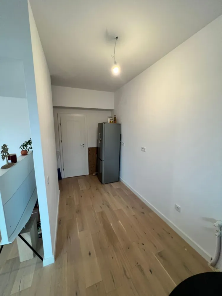 Rond OMV Pipera | Apt semi-mobilat | Terasa de 12 mp | View liber | LUX - New Place Real Estate Company va propune spre vanzare un apartament situat intr un Ansamblu rezidential dezvoltat in polul de business al Bucurestiului, un ansamblu care redefineste standardele de confort al locuintei, prin calitate si inovatie in constructie, finisaje superioare, compartimentari inteligente si solutii unice de eficientizare energetica.

Apartamentul este situat la Etajul 7/8 si are o suprafata utila totala de 66.90 mp (din care balcon de 11.60 mp), suprafata desfasurata astfel: living si dining cu suprafata de 21.30 mp, bucatarie cu suprafata de 9.60 mp, dormitor cu suprafata de 13.20 mp, baie cu suprafata de 4.90 mp, hol cu suprafata de 6.30 si o terasa cu suprafata de 11.60 mp.

Apartamentul se vinde semi-mobilat, asa cum se poate observa in poze.

Acest ansamblu rezidential ofera INCALZIRE GRATUITA pentru toate apartamentele din ansamblu! Dispune de un sistem de pompe de caldura geotermala, precum si de un sistem de panouri fotovoltaice. Productia de energie asigurata de aceste sisteme, combinata cu o compartimentare inteligenta a apartamentelor, acopera atat incalzirea eficienta a locuintelor si spatiilor comune, precum si racirea pasiva (prin pardoseala). Costurile de incalzire sunt zero, avand in vedere ca productia de energie verde a ansamblului va avea un excedent anual de peste 50%. Incalzirea se realizeaza prin pardoseala si exista un sistem de monitorizare si control cu termostatare per apartament, cu multizonare in fiecare camera.

In ansamblu se afla doua parcuri verzi, proiectate meticulos pentru repaus si activitate fizica. Acestea ofera spatii pentru destindere, locuri de joaca pentru cei mici si echipamente de fitness pentru exercitii fizice in aer liber.

Finisajele de top completeaza calitatea constructiei, oferind un confort sporit rezidentilor ansamblului:
- Usi de intrare in cladire SCHUCO
- Usi de interior PORTA DOORS
- Lifturi de ultima generatie OTIS
- Usi de intrare in apartament GOLDEN DOOR
- Parchet triplu stratificat BARLINEK
- Tamplarie din PVC VEKA SOFTLINE82
- Gresie & faianta LA PAMESA / MARAZZI
- Obiecte sanitare DALET
- Baterii & accesorii de baie KLUDI
- Compartimentare interioara cu sistem din blocheți de ipsos KNAUF

Pentru mai multe detalii sau oferte similare, nu ezitati sa ne contactati.

Aceasta oferta apartine New Place Real Estate Company.