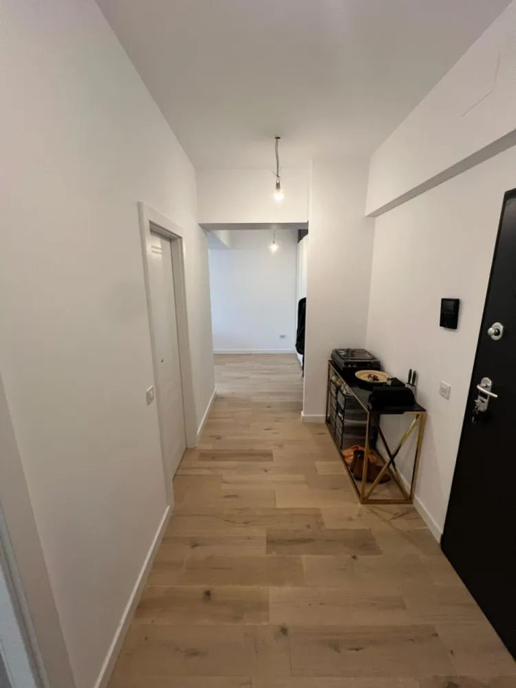 Rond OMV Pipera | Apt semi-mobilat | Terasa de 12 mp | View liber | LUX - New Place Real Estate Company va propune spre vanzare un apartament situat intr un Ansamblu rezidential dezvoltat in polul de business al Bucurestiului, un ansamblu care redefineste standardele de confort al locuintei, prin calitate si inovatie in constructie, finisaje superioare, compartimentari inteligente si solutii unice de eficientizare energetica.

Apartamentul este situat la Etajul 7/8 si are o suprafata utila totala de 66.90 mp (din care balcon de 11.60 mp), suprafata desfasurata astfel: living si dining cu suprafata de 21.30 mp, bucatarie cu suprafata de 9.60 mp, dormitor cu suprafata de 13.20 mp, baie cu suprafata de 4.90 mp, hol cu suprafata de 6.30 si o terasa cu suprafata de 11.60 mp.

Apartamentul se vinde semi-mobilat, asa cum se poate observa in poze.

Acest ansamblu rezidential ofera INCALZIRE GRATUITA pentru toate apartamentele din ansamblu! Dispune de un sistem de pompe de caldura geotermala, precum si de un sistem de panouri fotovoltaice. Productia de energie asigurata de aceste sisteme, combinata cu o compartimentare inteligenta a apartamentelor, acopera atat incalzirea eficienta a locuintelor si spatiilor comune, precum si racirea pasiva (prin pardoseala). Costurile de incalzire sunt zero, avand in vedere ca productia de energie verde a ansamblului va avea un excedent anual de peste 50%. Incalzirea se realizeaza prin pardoseala si exista un sistem de monitorizare si control cu termostatare per apartament, cu multizonare in fiecare camera.

In ansamblu se afla doua parcuri verzi, proiectate meticulos pentru repaus si activitate fizica. Acestea ofera spatii pentru destindere, locuri de joaca pentru cei mici si echipamente de fitness pentru exercitii fizice in aer liber.

Finisajele de top completeaza calitatea constructiei, oferind un confort sporit rezidentilor ansamblului:
- Usi de intrare in cladire SCHUCO
- Usi de interior PORTA DOORS
- Lifturi de ultima generatie OTIS
- Usi de intrare in apartament GOLDEN DOOR
- Parchet triplu stratificat BARLINEK
- Tamplarie din PVC VEKA SOFTLINE82
- Gresie & faianta LA PAMESA / MARAZZI
- Obiecte sanitare DALET
- Baterii & accesorii de baie KLUDI
- Compartimentare interioara cu sistem din blocheți de ipsos KNAUF

Pentru mai multe detalii sau oferte similare, nu ezitati sa ne contactati.

Aceasta oferta apartine New Place Real Estate Company.