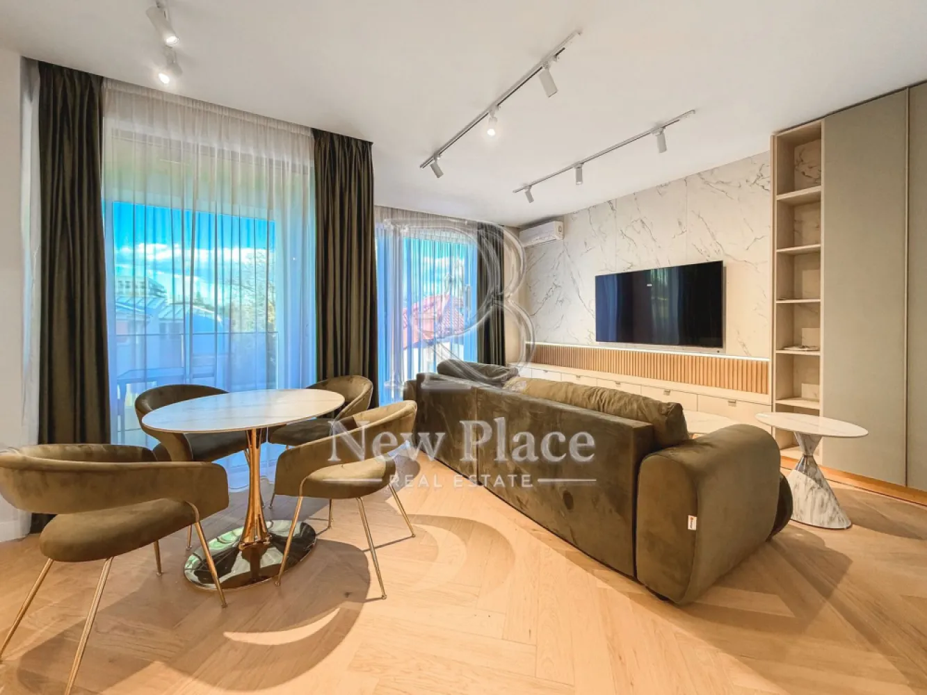 [VIDEO] Arqa Jolie Village | Prima inchiriere | 2 Parcari subterane | ULTRA LUX - ✅Pentru o perspectiva mai buna asupra Apartamentului, va invitam sa vizionati Video-ul de prezentare✅

New Place Real Estate Company va propune spre inchiriere un apartament spatios si inteligent compartimentat, situat intr un Ansamblu Rezidential din zona de Nord a Capitalei, intr-o oaza de liniste, cu aer curat si acces facil catre toate punctele de interes. Situat in zona Erou Iancu Nicolae, Ansamblul este plin de rafinament fiind locul ideal in care vei beneficia de intimitatea necesara de fiecare data cand pasesti acasa si unde vei gasi o comunitate formata din locatari care impartasesc aceleasi valori cu tine.

Ansamblul are o arhitectura moderna, este format din cladiri cu regim de inaltime mica (P+2+3R+4R), fiind este construit pe un lot de 8,000 mp de teren, amprenta constructiei avand doar 3,000 mp, parcarile fiind prevazute doar la subteran, avand curti interioare cu spatii verzi generoase care includ o piscina si loc de joaca pentru copii.

Apartamentul are o suprafata utila totala de 81.50 mp, suprafata desfasurata fiind impartita astfel: living si bucatarie open space cu suprafata de 24.10 mp, dormitor matrimonial cu suprafata de 14.20 mp, cu o baie proprie cu suprafata de 4.10 mp si zona de dressing de 6.10 mp, dormitor secundar cu suprafata de 13.80 mp, baie de serviciu cu suprafata de 4.00 mp, un hol cu suprafata de 10.50 mp si balcon cu suprafata de 4.70 mp.

Apartamentul dispune de 2 locuri de parcare situate la subteranul imobilului.

Finisajele de top si facilitatile exclusive completeaza calitatea constructiei, oferind un confort sporit rezidentilor ansamblului:
- Piscina exterioara
- Loc de joaca pentru copii
- Spatii pietonale largi si pline de verdeata
- Centrala de imobil
- Video interfon
- Locatie ideala
- Branduri de top atat pentru finisaje cat si ppentru materialele de constructie

Pentru mai multe detalii sau pentru a programa o vizionare, nu ezitati sa ne contactati.

Aceasta oferta apartine New Place Real Estate Company.