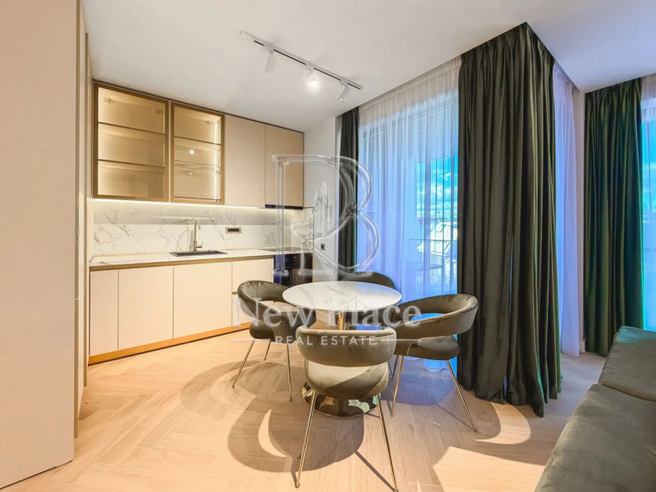 [VIDEO] Arqa Jolie Village | Prima inchiriere | 2 Parcari subterane | ULTRA LUX - ✅Pentru o perspectiva mai buna asupra Apartamentului, va invitam sa vizionati Video-ul de prezentare✅

New Place Real Estate Company va propune spre inchiriere un apartament spatios si inteligent compartimentat, situat intr un Ansamblu Rezidential din zona de Nord a Capitalei, intr-o oaza de liniste, cu aer curat si acces facil catre toate punctele de interes. Situat in zona Erou Iancu Nicolae, Ansamblul este plin de rafinament fiind locul ideal in care vei beneficia de intimitatea necesara de fiecare data cand pasesti acasa si unde vei gasi o comunitate formata din locatari care impartasesc aceleasi valori cu tine.

Ansamblul are o arhitectura moderna, este format din cladiri cu regim de inaltime mica (P+2+3R+4R), fiind este construit pe un lot de 8,000 mp de teren, amprenta constructiei avand doar 3,000 mp, parcarile fiind prevazute doar la subteran, avand curti interioare cu spatii verzi generoase care includ o piscina si loc de joaca pentru copii.

Apartamentul are o suprafata utila totala de 81.50 mp, suprafata desfasurata fiind impartita astfel: living si bucatarie open space cu suprafata de 24.10 mp, dormitor matrimonial cu suprafata de 14.20 mp, cu o baie proprie cu suprafata de 4.10 mp si zona de dressing de 6.10 mp, dormitor secundar cu suprafata de 13.80 mp, baie de serviciu cu suprafata de 4.00 mp, un hol cu suprafata de 10.50 mp si balcon cu suprafata de 4.70 mp.

Apartamentul dispune de 2 locuri de parcare situate la subteranul imobilului.

Finisajele de top si facilitatile exclusive completeaza calitatea constructiei, oferind un confort sporit rezidentilor ansamblului:
- Piscina exterioara
- Loc de joaca pentru copii
- Spatii pietonale largi si pline de verdeata
- Centrala de imobil
- Video interfon
- Locatie ideala
- Branduri de top atat pentru finisaje cat si ppentru materialele de constructie

Pentru mai multe detalii sau pentru a programa o vizionare, nu ezitati sa ne contactati.

Aceasta oferta apartine New Place Real Estate Company.