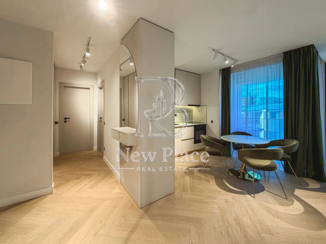 [VIDEO] Arqa Jolie Village | Prima inchiriere | 2 Parcari subterane | ULTRA LUX - ✅Pentru o perspectiva mai buna asupra Apartamentului, va invitam sa vizionati Video-ul de prezentare✅

New Place Real Estate Company va propune spre inchiriere un apartament spatios si inteligent compartimentat, situat intr un Ansamblu Rezidential din zona de Nord a Capitalei, intr-o oaza de liniste, cu aer curat si acces facil catre toate punctele de interes. Situat in zona Erou Iancu Nicolae, Ansamblul este plin de rafinament fiind locul ideal in care vei beneficia de intimitatea necesara de fiecare data cand pasesti acasa si unde vei gasi o comunitate formata din locatari care impartasesc aceleasi valori cu tine.

Ansamblul are o arhitectura moderna, este format din cladiri cu regim de inaltime mica (P+2+3R+4R), fiind este construit pe un lot de 8,000 mp de teren, amprenta constructiei avand doar 3,000 mp, parcarile fiind prevazute doar la subteran, avand curti interioare cu spatii verzi generoase care includ o piscina si loc de joaca pentru copii.

Apartamentul are o suprafata utila totala de 81.50 mp, suprafata desfasurata fiind impartita astfel: living si bucatarie open space cu suprafata de 24.10 mp, dormitor matrimonial cu suprafata de 14.20 mp, cu o baie proprie cu suprafata de 4.10 mp si zona de dressing de 6.10 mp, dormitor secundar cu suprafata de 13.80 mp, baie de serviciu cu suprafata de 4.00 mp, un hol cu suprafata de 10.50 mp si balcon cu suprafata de 4.70 mp.

Apartamentul dispune de 2 locuri de parcare situate la subteranul imobilului.

Finisajele de top si facilitatile exclusive completeaza calitatea constructiei, oferind un confort sporit rezidentilor ansamblului:
- Piscina exterioara
- Loc de joaca pentru copii
- Spatii pietonale largi si pline de verdeata
- Centrala de imobil
- Video interfon
- Locatie ideala
- Branduri de top atat pentru finisaje cat si ppentru materialele de constructie

Pentru mai multe detalii sau pentru a programa o vizionare, nu ezitati sa ne contactati.

Aceasta oferta apartine New Place Real Estate Company.