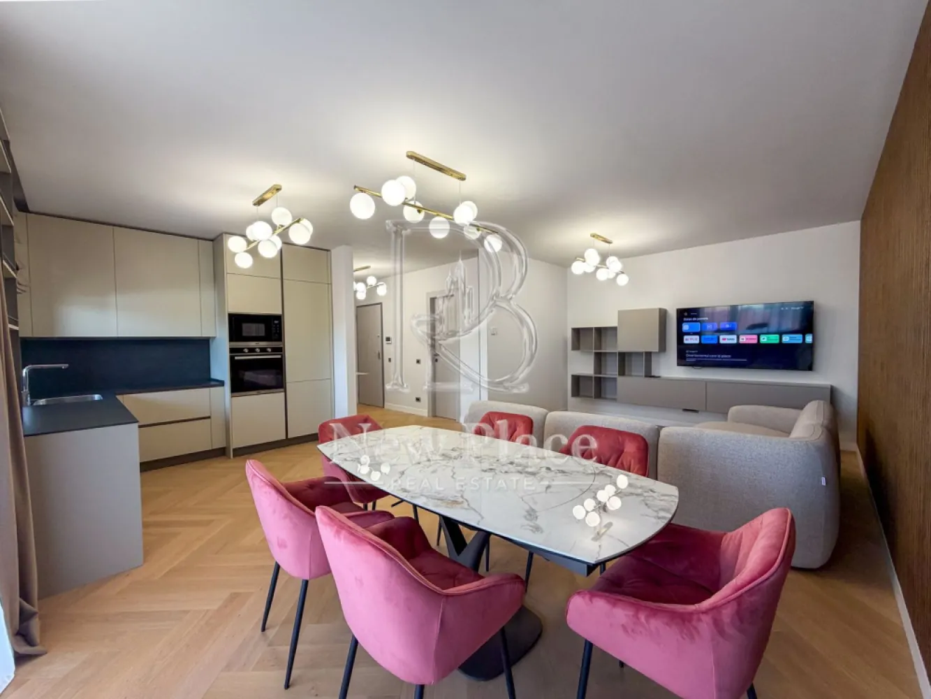 [VIDEO] Arqa Jolie Village | Apartament exclusivist | View liber | ULTRA LUX - ✅Pentru o perspectiva mai buna asupra Apartamentului, va invitam sa vizionati Video-ul de prezentare✅

New Place Real Estate Company va propune spre inchiriere un apartament spatios si inteligent compartimentat, situat intr un Ansamblu Rezidential din zona de Nord a Capitalei, intr-o oaza de liniste, cu aer curat si acces facil catre toate punctele de interes. Situat in zona Erou Iancu Nicolae, Ansamblul este plin de rafinament fiind locul ideal in care vei beneficia de intimitatea necesara de fiecare data cand pasesti acasa si unde vei gasi o comunitate formata din locatari care impartasesc aceleasi valori cu tine.

Ansamblul are o arhitectura moderna, este format din cladiri cu regim de inaltime mica (P+2+3R+4R), fiind este construit pe un lot de 8,000 mp de teren, amprenta constructiei avand doar 3,000 mp, parcarile fiind prevazute doar la subteran, avand curti interioare cu spatii verzi generoase care includ o piscina si loc de joaca pentru copii.

Apartamentul are o suprafata utila totala de 97.80 mp, suprafata desfasurata fiind impartita astfel: living si bucatarie open space cu suprafata de 31.90 mp, dormitor matrimonial cu zona de dressing suprafata de 20.80 mp, cu o baie proprie cu suprafata de 4.20 mp, dormitor secundar cu suprafata de 15.60 mp, baie de serviciu cu suprafata de 4.20 mp, un hol cu suprafata de 8.00 mp si terasa cu suprafata de 13.80 mp. Cel de al doilea dormitor se poate mobila la cererea viitorului chirias.

Apartamentul dispune de 1 loc de parcare situat la subteranul imobilului.

Finisajele de top si facilitatile exclusive completeaza calitatea constructiei, oferind un confort sporit rezidentilor ansamblului:
- Piscina exterioara
- Loc de joaca pentru copii
- Spatii pietonale largi si pline de verdeata
- Centrala de imobil
- Video interfon
- Locatie ideala
- Branduri de top atat pentru finisaje cat si ppentru materialele de constructie

Pentru mai multe detalii sau pentru a programa o vizionare, nu ezitati sa ne contactati.

Aceasta oferta apartine New Place Real Estate Company.