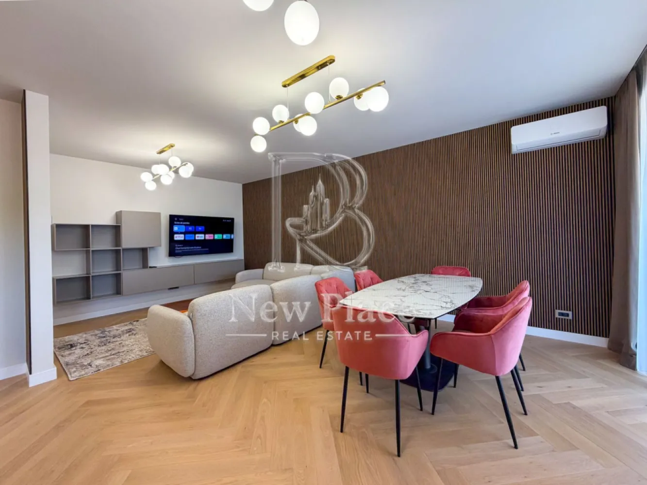 [VIDEO] Arqa Jolie Village | Apartament exclusivist | View liber | ULTRA LUX - ✅Pentru o perspectiva mai buna asupra Apartamentului, va invitam sa vizionati Video-ul de prezentare✅

New Place Real Estate Company va propune spre inchiriere un apartament spatios si inteligent compartimentat, situat intr un Ansamblu Rezidential din zona de Nord a Capitalei, intr-o oaza de liniste, cu aer curat si acces facil catre toate punctele de interes. Situat in zona Erou Iancu Nicolae, Ansamblul este plin de rafinament fiind locul ideal in care vei beneficia de intimitatea necesara de fiecare data cand pasesti acasa si unde vei gasi o comunitate formata din locatari care impartasesc aceleasi valori cu tine.

Ansamblul are o arhitectura moderna, este format din cladiri cu regim de inaltime mica (P+2+3R+4R), fiind este construit pe un lot de 8,000 mp de teren, amprenta constructiei avand doar 3,000 mp, parcarile fiind prevazute doar la subteran, avand curti interioare cu spatii verzi generoase care includ o piscina si loc de joaca pentru copii.

Apartamentul are o suprafata utila totala de 97.80 mp, suprafata desfasurata fiind impartita astfel: living si bucatarie open space cu suprafata de 31.90 mp, dormitor matrimonial cu zona de dressing suprafata de 20.80 mp, cu o baie proprie cu suprafata de 4.20 mp, dormitor secundar cu suprafata de 15.60 mp, baie de serviciu cu suprafata de 4.20 mp, un hol cu suprafata de 8.00 mp si terasa cu suprafata de 13.80 mp. Cel de al doilea dormitor se poate mobila la cererea viitorului chirias.

Apartamentul dispune de 1 loc de parcare situat la subteranul imobilului.

Finisajele de top si facilitatile exclusive completeaza calitatea constructiei, oferind un confort sporit rezidentilor ansamblului:
- Piscina exterioara
- Loc de joaca pentru copii
- Spatii pietonale largi si pline de verdeata
- Centrala de imobil
- Video interfon
- Locatie ideala
- Branduri de top atat pentru finisaje cat si ppentru materialele de constructie

Pentru mai multe detalii sau pentru a programa o vizionare, nu ezitati sa ne contactati.

Aceasta oferta apartine New Place Real Estate Company.