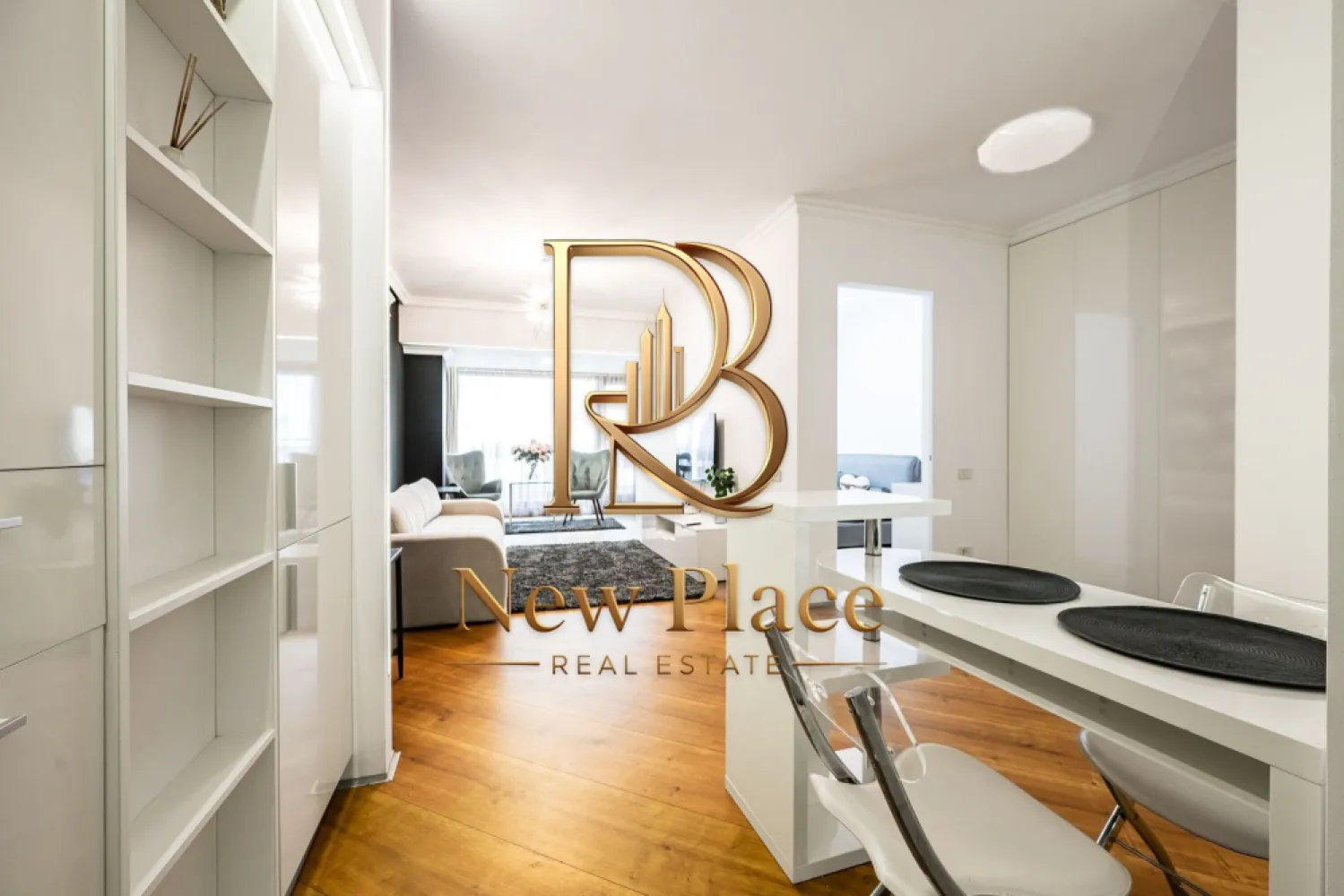 4City North | Apartament deosebit | Parcare inclusa | Lux - New Place Real Estate Company va propune spre inchiriere un apartament situat intr-un ansamblu rezidential nou - 4City North, cu o arhitectura moderna si eleganta, cu spatii verzi si gradini private - o curte interioara splendida, extrem de generoasa si sigura, loc de joaca si de plimbare, cu finisaje de top si o calitate excelenta a constructiei.

Apartamentul este situat la Etajul 1, are o suprafata construita de 67 mp si o suprafata utila totala de 53 mp, fiind compus din: living si bucatarie open space, dormitor, baie, hol si balcon.

Apartamentul include si un loc de parcare disponibil in parcarea supraterana a Ansamblului.

Ansamblul 4City North va propune o evadare din aglomeratia Bucurestiului, intr-un loc in care confortul si siguranta se disting, in armonie cu vibratia nebuna a capitalei.

Finisajele si dotarile sunt de cea mai buna calitate si anume:
- Centrala termica proprie;
- Unitate aer conditionat;
- Parchet laminat (grosime 8 mm) in living si dormitoare;
- Gresie si faianta premium in bai, bucatarii si holuri;
- Obiecte sanitare premium;
- Tamplarie exterioara termopan PVC;
- Lifturi silentioase premium;
- Interfon;
- Contoare individuale pentru utilitati.

Ansamblul 4City North dispune de o localizare excelenta, fiind situat in Nordul Bucurestiului - Pipera, la cativa pasi de Lacul Saulei, in inima cartierului de business, intr-o zona linistita si sigura, cu acces direct la mall, benzinarii, gym, pool, restaurante, scoli si gradinite.

Pentru mai multe detalii sau oferte similare, nu ezitati sa ne contactati.

Aceasta oferta apartine New Place Real Estate Company.