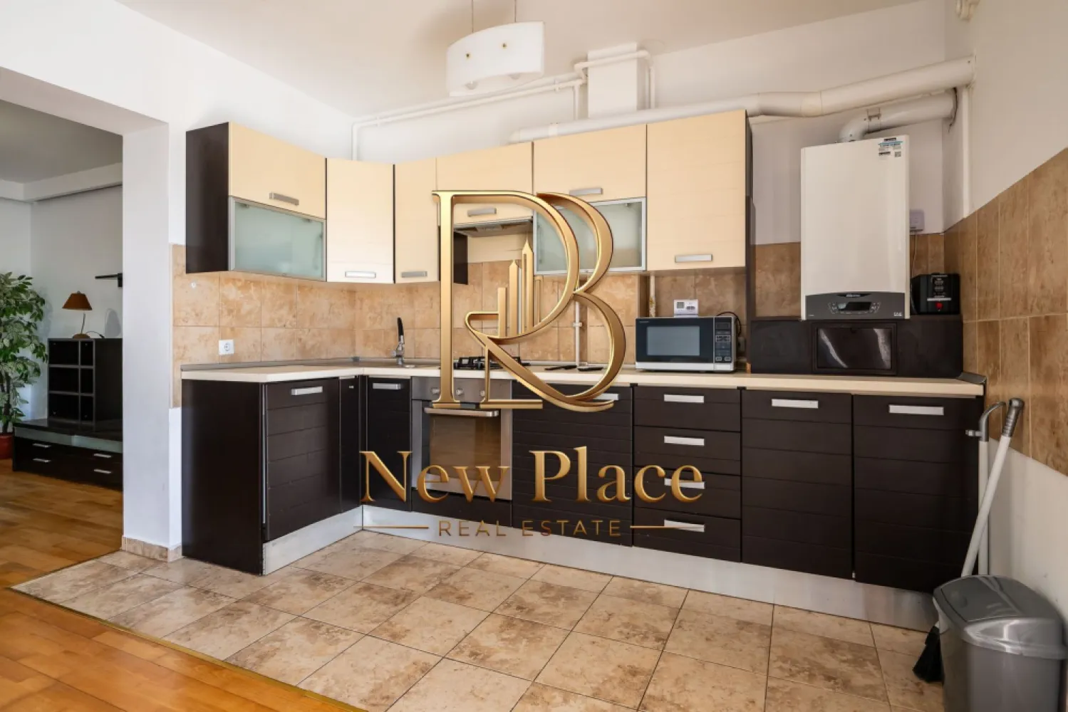 High Residence Iancu Nicolae | View liber | Parcare supraterana | Terasa 12 mp - New Place Real Estate Company va propune spre vanzare un apartament situat intr-un complex rezidential din zona exclusivista Erou Iancu Nicolae, vis a vis de Mark Twain International School.

Apartamentul este situat la etajul 5 si are o suprafata utila totala de 103,67 mp, fiind compus din living cu bucatarie open space de 37,80 mp, 2 dormitoare cu suprafete de 17.04 mp respectiv 13.33 mp, 2 bai cu suprafete de 4,76 mp respectiv 3.76 mp, 2 zone de depozitare cu suprafete de 3.23 mp respectiv 2.48 mp, hol cu suprafata de 9.34 mp, balcon cu suprafata de 11.57 mp si o logie de 0.36 mp. Apartamentul este mobilat exact ca in poze.

Apartamentul dispune de un loc de parcare situat la suprateranul imobilului.

Ansamblul este situat in apropiere de Baneasa Shopping City, Jolie Ville, American School, British School, Lycee Francais, Mark Twain!.

Pentru mai multe detalii, nu ezitati sa ne contactati.

Aceasta oferta apartine New Place Real Estate Company.