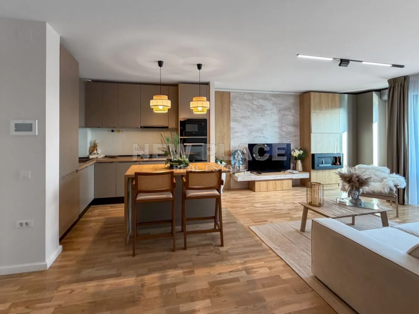 [VIDEO] Apartament exclusivist | Vedere libera | Ultra Lux - ✅Pentru o perspectiva mai buna asupra Apartamentului, va invitam sa vizionati Video-ul de prezentare✅

New Place Real Estate Company va propune spre inchiriere un apartament deosebit, situat in zona Aviatiei/Floreasca, intr un bloc nou din 2021, in proximitatea unor puncte de interes, ca: parcuri, birouri, centre comerciale, scoli, gradinite, restaurante sau sali de sport.

Apartamentul este situat la etajul 4, are view liber, cu orientare spre Vest, si are o suprafata utila totala 55,96 mp, decomandat, format din: living si bucatarie open space de 28,60 mp, dormitor de 13.30 mp, baie de 4.60 mp,dressing de 4.50 mp si balcon de 4,96 mp.

Rafinamentul deosebit, designul modern, spatiul generos si confortul sunt doar cateva dintre lucrurile pe care le gasesti mereu aici. Ansamblul isi face prezenta vizibil printr-un design modern al materialelor din aluminiu si sticla laminata. Cu terase deschise, balcoane spatioase cu balustrade din geamuri securizate si ascensoare tip duplex, privelistea devine un atu al etajelor superioare.

Finisaje exterioare: material fatada cladire din aluminiu si sticla (LOW E) Saint Gobain 4 Seasons, placaj fatada din material ceramic, portelan si lemn cu cleme aparente, izolatie fatada prin termosistem, ventilata si mix, balustrada din sticla laminata si securizata, ascensoare tip duplex Schindler, compartimentari exterioare din BCA YTONG.

Finisaje interioare: centrala proprie Buderus (cu boiler incorporat), incalzire prin pardoseala, tamplarie aluminiu cu geam termopan tripan, radiatoare Vogel & Noot, parchet triplustratificat din lemn natural, faianta si gresie(Made in Italy) Porcelanosa, bucatarie deschisa, complet mobilata, compartimentari interioare prin gipscarton Rigips/Siniat, obiecte sanitare Villeroy & Boch, baterii sanitare Kludi, prize si intrerupatoare Legrand-Bticino Matix, corpuri de iluminat Pelsan/Arlight.

Pentru mai multe detalii sau oferte similare, nu ezitati sa ne contactati.

Aceasta oferta apartine New Place Real Estate Company.
