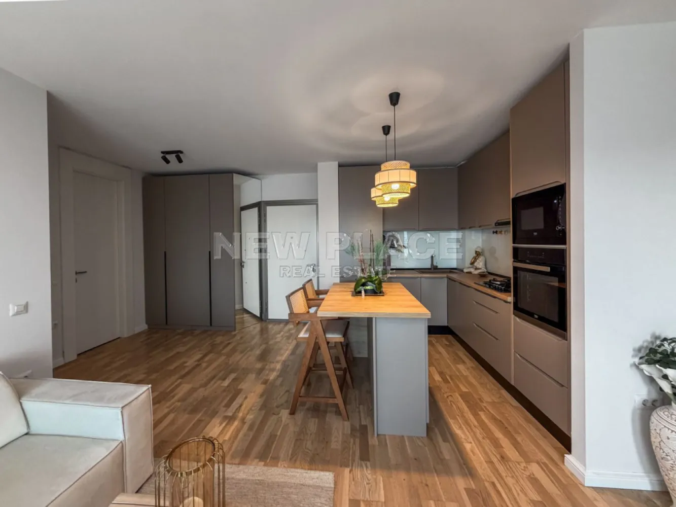 [VIDEO] Apartament exclusivist | Vedere libera | Ultra Lux - ✅Pentru o perspectiva mai buna asupra Apartamentului, va invitam sa vizionati Video-ul de prezentare✅

New Place Real Estate Company va propune spre inchiriere un apartament deosebit, situat in zona Aviatiei/Floreasca, intr un bloc nou din 2021, in proximitatea unor puncte de interes, ca: parcuri, birouri, centre comerciale, scoli, gradinite, restaurante sau sali de sport.

Apartamentul este situat la etajul 4, are view liber, cu orientare spre Vest, si are o suprafata utila totala 55,96 mp, decomandat, format din: living si bucatarie open space de 28,60 mp, dormitor de 13.30 mp, baie de 4.60 mp,dressing de 4.50 mp si balcon de 4,96 mp.

Rafinamentul deosebit, designul modern, spatiul generos si confortul sunt doar cateva dintre lucrurile pe care le gasesti mereu aici. Ansamblul isi face prezenta vizibil printr-un design modern al materialelor din aluminiu si sticla laminata. Cu terase deschise, balcoane spatioase cu balustrade din geamuri securizate si ascensoare tip duplex, privelistea devine un atu al etajelor superioare.

Finisaje exterioare: material fatada cladire din aluminiu si sticla (LOW E) Saint Gobain 4 Seasons, placaj fatada din material ceramic, portelan si lemn cu cleme aparente, izolatie fatada prin termosistem, ventilata si mix, balustrada din sticla laminata si securizata, ascensoare tip duplex Schindler, compartimentari exterioare din BCA YTONG.

Finisaje interioare: centrala proprie Buderus (cu boiler incorporat), incalzire prin pardoseala, tamplarie aluminiu cu geam termopan tripan, radiatoare Vogel & Noot, parchet triplustratificat din lemn natural, faianta si gresie(Made in Italy) Porcelanosa, bucatarie deschisa, complet mobilata, compartimentari interioare prin gipscarton Rigips/Siniat, obiecte sanitare Villeroy & Boch, baterii sanitare Kludi, prize si intrerupatoare Legrand-Bticino Matix, corpuri de iluminat Pelsan/Arlight.

Pentru mai multe detalii sau oferte similare, nu ezitati sa ne contactati.

Aceasta oferta apartine New Place Real Estate Company.
