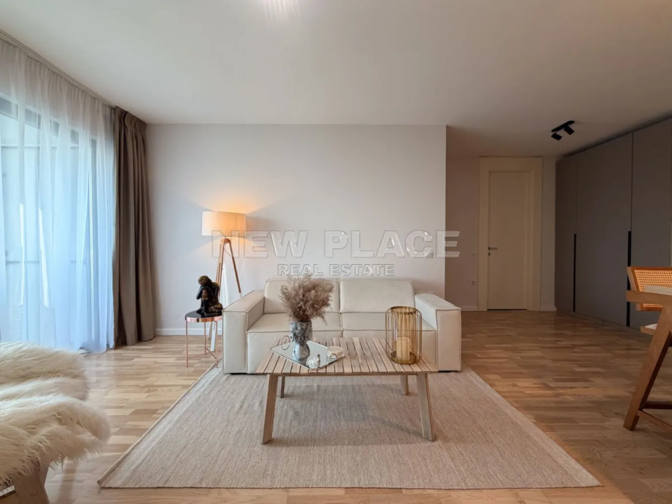 [VIDEO] Apartament exclusivist | Vedere libera | Ultra Lux - ✅Pentru o perspectiva mai buna asupra Apartamentului, va invitam sa vizionati Video-ul de prezentare✅

New Place Real Estate Company va propune spre inchiriere un apartament deosebit, situat in zona Aviatiei/Floreasca, intr un bloc nou din 2021, in proximitatea unor puncte de interes, ca: parcuri, birouri, centre comerciale, scoli, gradinite, restaurante sau sali de sport.

Apartamentul este situat la etajul 4, are view liber, cu orientare spre Vest, si are o suprafata utila totala 55,96 mp, decomandat, format din: living si bucatarie open space de 28,60 mp, dormitor de 13.30 mp, baie de 4.60 mp,dressing de 4.50 mp si balcon de 4,96 mp.

Rafinamentul deosebit, designul modern, spatiul generos si confortul sunt doar cateva dintre lucrurile pe care le gasesti mereu aici. Ansamblul isi face prezenta vizibil printr-un design modern al materialelor din aluminiu si sticla laminata. Cu terase deschise, balcoane spatioase cu balustrade din geamuri securizate si ascensoare tip duplex, privelistea devine un atu al etajelor superioare.

Finisaje exterioare: material fatada cladire din aluminiu si sticla (LOW E) Saint Gobain 4 Seasons, placaj fatada din material ceramic, portelan si lemn cu cleme aparente, izolatie fatada prin termosistem, ventilata si mix, balustrada din sticla laminata si securizata, ascensoare tip duplex Schindler, compartimentari exterioare din BCA YTONG.

Finisaje interioare: centrala proprie Buderus (cu boiler incorporat), incalzire prin pardoseala, tamplarie aluminiu cu geam termopan tripan, radiatoare Vogel & Noot, parchet triplustratificat din lemn natural, faianta si gresie(Made in Italy) Porcelanosa, bucatarie deschisa, complet mobilata, compartimentari interioare prin gipscarton Rigips/Siniat, obiecte sanitare Villeroy & Boch, baterii sanitare Kludi, prize si intrerupatoare Legrand-Bticino Matix, corpuri de iluminat Pelsan/Arlight.

Pentru mai multe detalii sau oferte similare, nu ezitati sa ne contactati.

Aceasta oferta apartine New Place Real Estate Company.