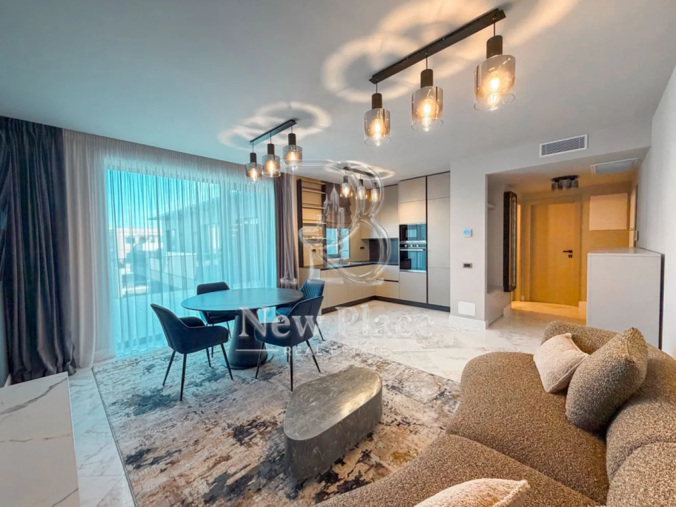 [VIDEO] Arqa Jolie Village | Apartament exclusivist | Terasa 22 mp | ULTRA LUX - ✅Pentru o perspectiva mai buna asupra Apartamentului, va invitam sa vizionati Video-ul de prezentare✅

New Place Real Estate Company va propune spre inchiriere un apartament spatios si inteligent compartimentat, situat intr un Ansamblu Rezidential din zona de Nord a Capitalei, intr-o oaza de liniste, cu aer curat si acces facil catre toate punctele de interes. Situat in zona Erou Iancu Nicolae, Ansamblul este plin de rafinament fiind locul ideal in care vei beneficia de intimitatea necesara de fiecare data cand pasesti acasa si unde vei gasi o comunitate formata din locatari care impartasesc aceleasi valori cu tine.

Ansamblul are o arhitectura moderna, este format din cladiri cu regim de inaltime mica (P+2+3R+4R), fiind este construit pe un lot de 8,000 mp de teren, amprenta constructiei avand doar 3,000 mp, parcarile fiind prevazute doar la subteran, avand curti interioare cu spatii verzi generoase care includ o piscina si loc de joaca pentru copii.

Apartamentul are o suprafata utila totala de 81.20 mp, suprafata desfasurata fiind impartita astfel: living si bucatarie open space cu suprafata de 26.00 mp, dormitor cu zona de dressing suprafata de 19.40 mp, baie cu suprafata de 5.00 mp, baie de serviciu cu suprafata de 3.50 mp, un hol cu suprafata de 4.90 mp si terasa cu suprafata de 22.40 mp.

Apartamentul dispune de 1 loc de parcare situat la subteranul imobilului.

Finisajele de top si facilitatile exclusive completeaza calitatea constructiei, oferind un confort sporit rezidentilor ansamblului:
- Piscina exterioara
- Loc de joaca pentru copii
- Spatii pietonale largi si pline de verdeata
- Centrala de imobil
- Video interfon
- Locatie ideala
- Branduri de top atat pentru finisaje cat si ppentru materialele de constructie

Pentru mai multe detalii sau pentru a programa o vizionare, nu ezitati sa ne contactati.

Aceasta oferta apartine New Place Real Estate Company.