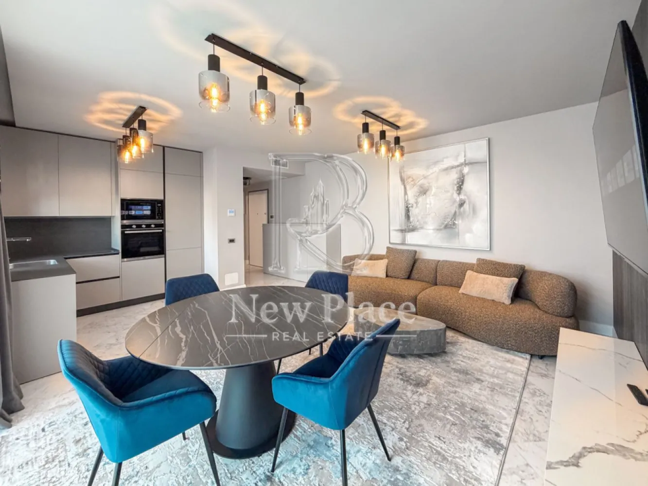 [VIDEO] Arqa Jolie Village | Apartament exclusivist | Terasa 22 mp | ULTRA LUX - ✅Pentru o perspectiva mai buna asupra Apartamentului, va invitam sa vizionati Video-ul de prezentare✅

New Place Real Estate Company va propune spre inchiriere un apartament spatios si inteligent compartimentat, situat intr un Ansamblu Rezidential din zona de Nord a Capitalei, intr-o oaza de liniste, cu aer curat si acces facil catre toate punctele de interes. Situat in zona Erou Iancu Nicolae, Ansamblul este plin de rafinament fiind locul ideal in care vei beneficia de intimitatea necesara de fiecare data cand pasesti acasa si unde vei gasi o comunitate formata din locatari care impartasesc aceleasi valori cu tine.

Ansamblul are o arhitectura moderna, este format din cladiri cu regim de inaltime mica (P+2+3R+4R), fiind este construit pe un lot de 8,000 mp de teren, amprenta constructiei avand doar 3,000 mp, parcarile fiind prevazute doar la subteran, avand curti interioare cu spatii verzi generoase care includ o piscina si loc de joaca pentru copii.

Apartamentul are o suprafata utila totala de 81.20 mp, suprafata desfasurata fiind impartita astfel: living si bucatarie open space cu suprafata de 26.00 mp, dormitor cu zona de dressing suprafata de 19.40 mp, baie cu suprafata de 5.00 mp, baie de serviciu cu suprafata de 3.50 mp, un hol cu suprafata de 4.90 mp si terasa cu suprafata de 22.40 mp.

Apartamentul dispune de 1 loc de parcare situat la subteranul imobilului.

Finisajele de top si facilitatile exclusive completeaza calitatea constructiei, oferind un confort sporit rezidentilor ansamblului:
- Piscina exterioara
- Loc de joaca pentru copii
- Spatii pietonale largi si pline de verdeata
- Centrala de imobil
- Video interfon
- Locatie ideala
- Branduri de top atat pentru finisaje cat si ppentru materialele de constructie

Pentru mai multe detalii sau pentru a programa o vizionare, nu ezitati sa ne contactati.

Aceasta oferta apartine New Place Real Estate Company.