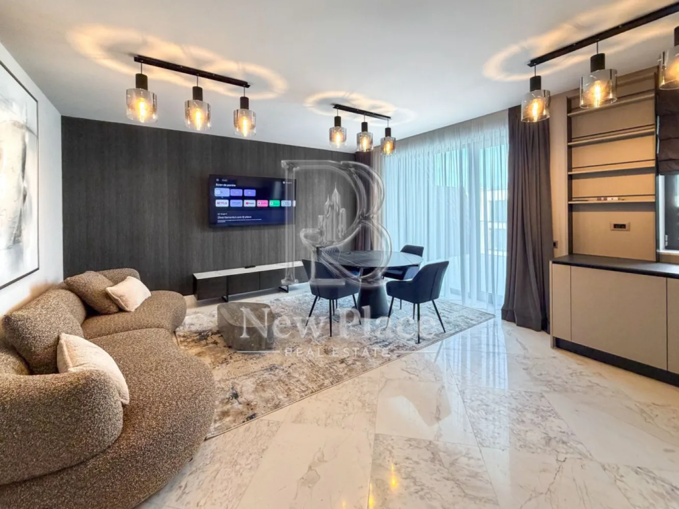 [VIDEO] Arqa Jolie Village | Apartament exclusivist | Terasa 22 mp | ULTRA LUX - ✅Pentru o perspectiva mai buna asupra Apartamentului, va invitam sa vizionati Video-ul de prezentare✅

New Place Real Estate Company va propune spre inchiriere un apartament spatios si inteligent compartimentat, situat intr un Ansamblu Rezidential din zona de Nord a Capitalei, intr-o oaza de liniste, cu aer curat si acces facil catre toate punctele de interes. Situat in zona Erou Iancu Nicolae, Ansamblul este plin de rafinament fiind locul ideal in care vei beneficia de intimitatea necesara de fiecare data cand pasesti acasa si unde vei gasi o comunitate formata din locatari care impartasesc aceleasi valori cu tine.

Ansamblul are o arhitectura moderna, este format din cladiri cu regim de inaltime mica (P+2+3R+4R), fiind este construit pe un lot de 8,000 mp de teren, amprenta constructiei avand doar 3,000 mp, parcarile fiind prevazute doar la subteran, avand curti interioare cu spatii verzi generoase care includ o piscina si loc de joaca pentru copii.

Apartamentul are o suprafata utila totala de 81.20 mp, suprafata desfasurata fiind impartita astfel: living si bucatarie open space cu suprafata de 26.00 mp, dormitor cu zona de dressing suprafata de 19.40 mp, baie cu suprafata de 5.00 mp, baie de serviciu cu suprafata de 3.50 mp, un hol cu suprafata de 4.90 mp si terasa cu suprafata de 22.40 mp.

Apartamentul dispune de 1 loc de parcare situat la subteranul imobilului.

Finisajele de top si facilitatile exclusive completeaza calitatea constructiei, oferind un confort sporit rezidentilor ansamblului:
- Piscina exterioara
- Loc de joaca pentru copii
- Spatii pietonale largi si pline de verdeata
- Centrala de imobil
- Video interfon
- Locatie ideala
- Branduri de top atat pentru finisaje cat si ppentru materialele de constructie

Pentru mai multe detalii sau pentru a programa o vizionare, nu ezitati sa ne contactati.

Aceasta oferta apartine New Place Real Estate Company.