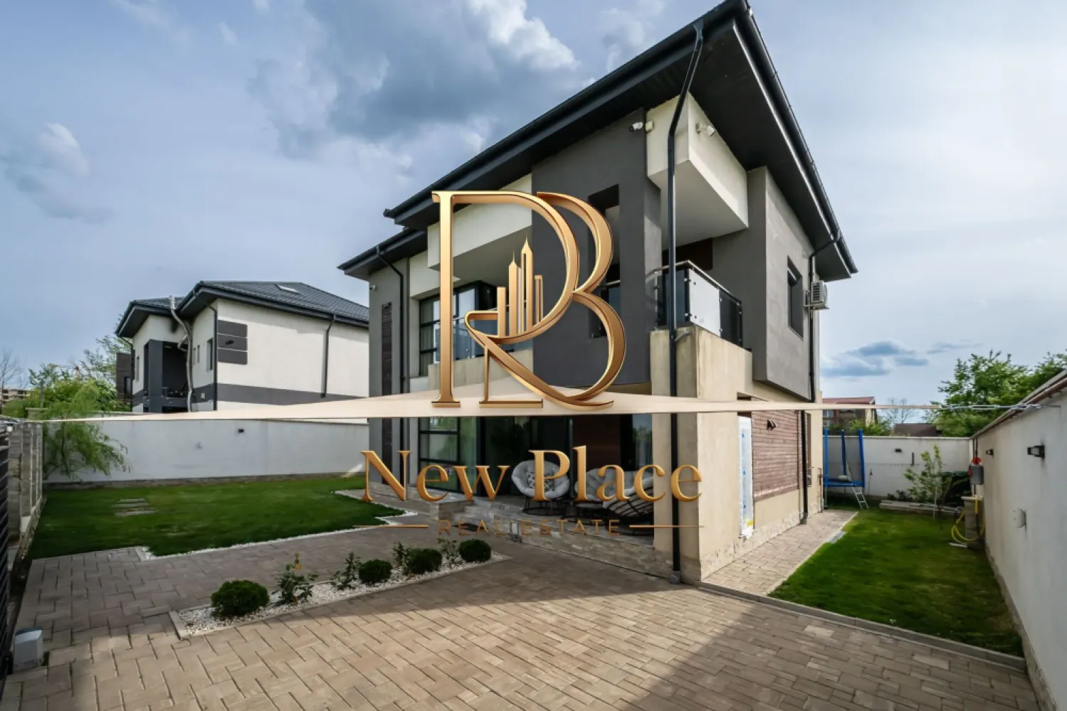 Vila individuala | IMPECABILA | P+1+M | 400 mp teren | ULTRA LUX - New Place Real Estate Company va propune spre vanzare o vila situata in Pipera, compusa din Parter, Etaj si Mansarda.

Vila este situata intr o zona rezidentiala, retrasa de la agitatia si traficul arterelor principale.

Imobilul are la Parter o suprafata utila de 87.30 mp si este compartimentat astfel: Living de 26.80 mp, Bucatarie inchisa de 13.50 mp, Birou de 10.10 mp, Grup sanitar de 2.60 mp, Camera tehnica de 3.20 mp, Hol de 14.90 mp, Casa scarii de 1.40 mp si o Terasa de 14.80 mp. La Etaj avem 1 Dormitor matrimonial de 23.70 mp cu Baie proprie de 5.40 mp si Terasa de 13.70 mp, inca 2 Dormitoare cu suprafete de 14.70 mp respectiv 14.20 mp, Baie de serviciu de 6.30 mp, Hol de 4.30 mp, Casa scarii de 5.10 mp si un Balcon de 6.00 mp. Mansarda poate fif foflosita ca o zona de depozitare si/sau ca o zona de spalatorie/uscatorie rufe.

Vila se vinde mobilata si utilata, asa cum se observa in pozele de prezentare.

Terenul pe care este amplasat Imobilul are o suprafata de 400 mp (20ml * 20ml). Alaturat se gaseste inca un teren cu suprafata de 700 mp, care este disponibil pentru achizitie si alipire. 

Pentru mai multe detalii, nu ezitati sa ne contactati.

Aceasta oferta apartine New Place Real Estate Company.