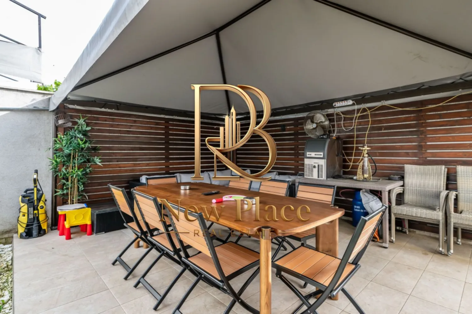 Vila individuala | IMPECABILA | P+1+M | 400 mp teren | ULTRA LUX - New Place Real Estate Company va propune spre vanzare o vila situata in Pipera, compusa din Parter, Etaj si Mansarda.

Vila este situata intr o zona rezidentiala, retrasa de la agitatia si traficul arterelor principale.

Imobilul are la Parter o suprafata utila de 87.30 mp si este compartimentat astfel: Living de 26.80 mp, Bucatarie inchisa de 13.50 mp, Birou de 10.10 mp, Grup sanitar de 2.60 mp, Camera tehnica de 3.20 mp, Hol de 14.90 mp, Casa scarii de 1.40 mp si o Terasa de 14.80 mp. La Etaj avem 1 Dormitor matrimonial de 23.70 mp cu Baie proprie de 5.40 mp si Terasa de 13.70 mp, inca 2 Dormitoare cu suprafete de 14.70 mp respectiv 14.20 mp, Baie de serviciu de 6.30 mp, Hol de 4.30 mp, Casa scarii de 5.10 mp si un Balcon de 6.00 mp. Mansarda poate fif foflosita ca o zona de depozitare si/sau ca o zona de spalatorie/uscatorie rufe.

Vila se vinde mobilata si utilata, asa cum se observa in pozele de prezentare.

Terenul pe care este amplasat Imobilul are o suprafata de 400 mp (20ml * 20ml). Alaturat se gaseste inca un teren cu suprafata de 700 mp, care este disponibil pentru achizitie si alipire. 

Pentru mai multe detalii, nu ezitati sa ne contactati.

Aceasta oferta apartine New Place Real Estate Company.