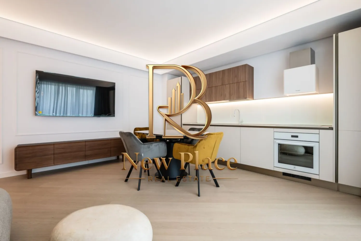 [VIDEO] CORTINA NORTH | 1,150 Eur + TVA | Mobila Rovere | View liber | LUX - ✅Pentru o perspectiva mai buna asupra Apartamentului, va invitam sa vizionati Video-ul de prezentare✅

New Place Real Estate Company va propune spre inchiriere un apartament situat intr-un complex rezidential exclusivist din zona Aviatiei-Pipera si anume CORTINA NORTH. Cu o amplasare de exceptie in Nordul capitalei, acest ansamblu este unul grandios, cu caracteristici unice imbinate pentru un stil de viata complet, confortabil si activ!

Apartamentul este situat la Etajul 3, are o suprafata construita de 96.33 mp si suprafata utila totala de 78.10 mp, fiind compus din living cu bucatarie opne space de 23,70 mp, un dormitor matrimonial de 15,90 mp cu baie proprie de 4,90 mp, un al doilea dormitor de 15,00 mp - care se poate mobila la cererea viitorului chirias, baie de serviciu de 4,20 mp, hol de 5,80 mp si un balcon de 8,60 mp.

Apartamentul dispune de un loc de parcare situat la subteranul imobilului.

Ansamblul Cortina North completeaza stilul de viata activ, sanatos si securizat cu o gama variata de facilitati: centru fitness, bazin de inot, peste 1,5 km pista de alergare, calitatea aerului data de peste 10,000 mp de spatii verzi, galerii comerciale dedicate, parcari private subterane si supraterane si acces controlat.

FINISAJE:
- Fatada ventilata;
- Tamplarie PVC Schuco cu geam tripan termoizolant;
- Ceramica Porcelanosa;
- Obiecte sanitare Daniel Rubinetterie;
- Parchet calitate superioara;
- Usi de intrare securizate Pinum;
- Usi interioare Filomuro.

DOTARI:
- Centrala termica Ariston individuala cu gaz;
- Aer conditionat tip multisplit;
- Videointerfon;
- Utilitati „ready to use” (racorduri individuale la gaze, curent electric, apa curenta);
- Aparatura electrica si cablaje pregatite pentru conexiunea TV si internet;
- Ascensoare – Cate doua pe fiecare tronson.

Pentru mai multe detalii sau oferte similare, nu ezitati sa ne contactati.

Aceasta oferta apartine New Place Real Estate Company.