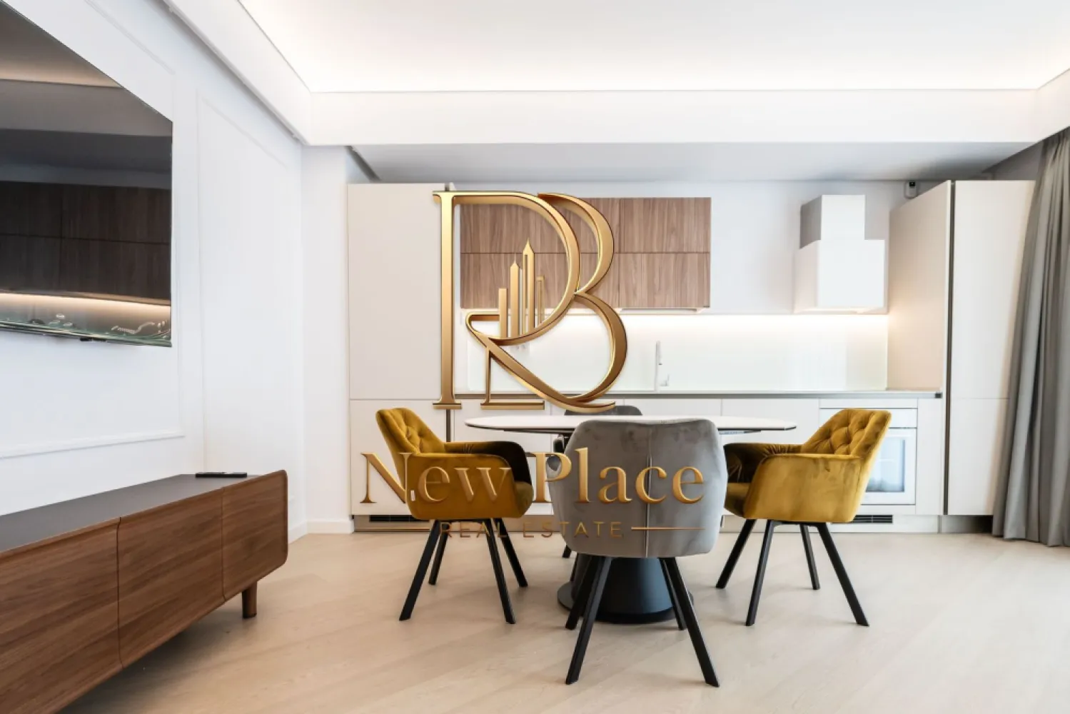 [VIDEO] CORTINA NORTH | 1,150 Eur + TVA | Mobila Rovere | View liber | LUX - ✅Pentru o perspectiva mai buna asupra Apartamentului, va invitam sa vizionati Video-ul de prezentare✅

New Place Real Estate Company va propune spre inchiriere un apartament situat intr-un complex rezidential exclusivist din zona Aviatiei-Pipera si anume CORTINA NORTH. Cu o amplasare de exceptie in Nordul capitalei, acest ansamblu este unul grandios, cu caracteristici unice imbinate pentru un stil de viata complet, confortabil si activ!

Apartamentul este situat la Etajul 3, are o suprafata construita de 96.33 mp si suprafata utila totala de 78.10 mp, fiind compus din living cu bucatarie opne space de 23,70 mp, un dormitor matrimonial de 15,90 mp cu baie proprie de 4,90 mp, un al doilea dormitor de 15,00 mp - care se poate mobila la cererea viitorului chirias, baie de serviciu de 4,20 mp, hol de 5,80 mp si un balcon de 8,60 mp.

Apartamentul dispune de un loc de parcare situat la subteranul imobilului.

Ansamblul Cortina North completeaza stilul de viata activ, sanatos si securizat cu o gama variata de facilitati: centru fitness, bazin de inot, peste 1,5 km pista de alergare, calitatea aerului data de peste 10,000 mp de spatii verzi, galerii comerciale dedicate, parcari private subterane si supraterane si acces controlat.

FINISAJE:
- Fatada ventilata;
- Tamplarie PVC Schuco cu geam tripan termoizolant;
- Ceramica Porcelanosa;
- Obiecte sanitare Daniel Rubinetterie;
- Parchet calitate superioara;
- Usi de intrare securizate Pinum;
- Usi interioare Filomuro.

DOTARI:
- Centrala termica Ariston individuala cu gaz;
- Aer conditionat tip multisplit;
- Videointerfon;
- Utilitati „ready to use” (racorduri individuale la gaze, curent electric, apa curenta);
- Aparatura electrica si cablaje pregatite pentru conexiunea TV si internet;
- Ascensoare – Cate doua pe fiecare tronson.

Pentru mai multe detalii sau oferte similare, nu ezitati sa ne contactati.

Aceasta oferta apartine New Place Real Estate Company.