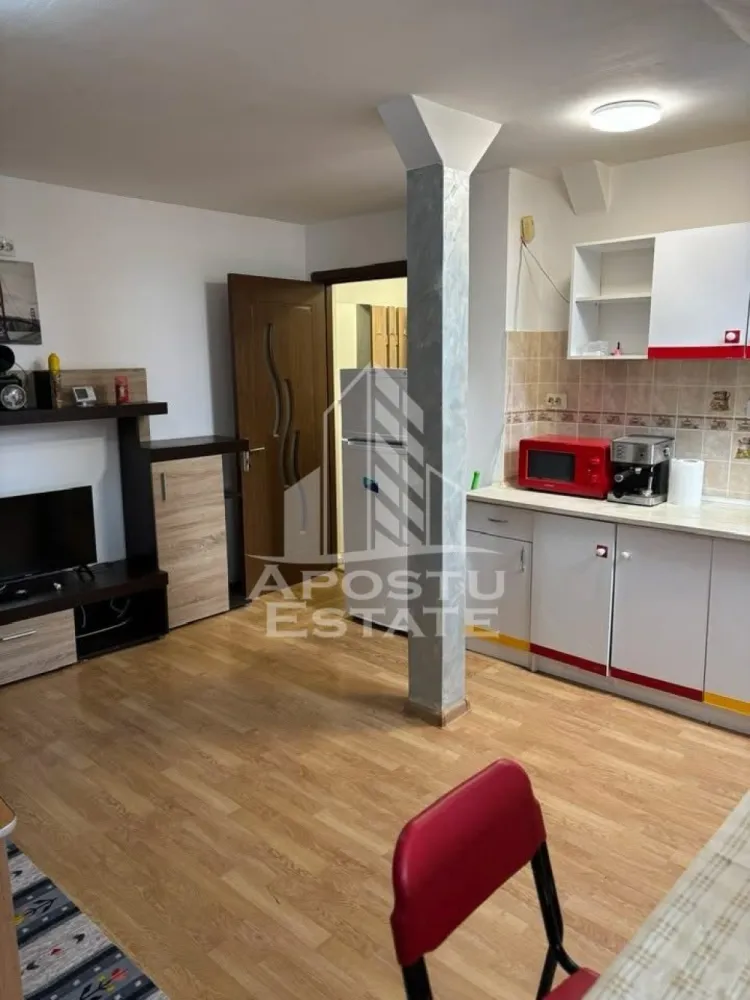 Apartament cu 2 camere,centrala proprie, zona Sagului - APOSTU ESTATE va ofera spre inchiriere un apartament cu 2 camere, aflat la etajul 5.
Apartamentul se intinde pe 37mp si compartimentat astfel:
- Bucatarie cu living open space
- Dormitor
- Baie spatioasa cu cada
Confortul termic este realizat prin centrala proprie.

Se inchireaza doar pe termen lung ( minim 1 an de zile)
Apartamentul poate fi ocupat imediat si se percepe valoarea unei garantii.
Va invitam cu drag sa programati o vizionare pentru a aprecia personal toate facilitatile si avantajele acestui apartament.
Id intern:CP1894600