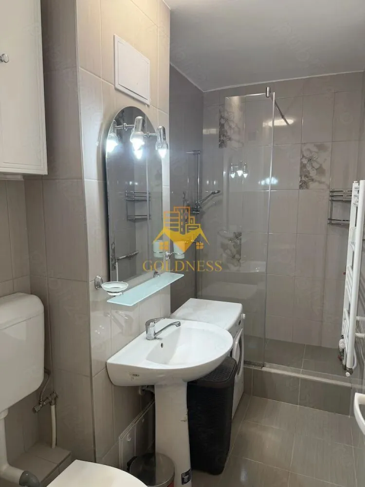 1 camera studio, Manastur, zona Kaufland, USAMV, UMF, Platinia - GOLDNESS Imobiliare vă propune spre închiriere un apartament cu o camera tip studio complet mobilat și utilat, la etajul 5 într-un imobil de 8 etaje, în cartierul Manastur.

Apartamentul este compartimentat astfel:
 - camera cu pat matrimonial, canapea extensibila dressing, spatiu pentru depozitare, birou
 - bucatarie complet mobilata si utilataloc de servit masa 
 - baie cu cabina de dus, calorifer port prosop inox și dulap pentru depozitare.
 - balcon de 4 mp.

Imobilul este dotat cu toate cele necesare - mașină de spălat haine, frigider, plită pe gaz, etc. 
Se află în apropierea stațiilor de transport în comun, magazine, restaurante, spații verzi, farmacii, etc. 

Dacă sunteți interesați de acest apartament și doriți să îl vizionați, dar și pentru alte oferte nu ezitați să ne contactați telefonic sau prin e-mail. Vă stăm la dispoziție!
Pentru intermediere se percepe un comision de 50% din prețul chiriei!