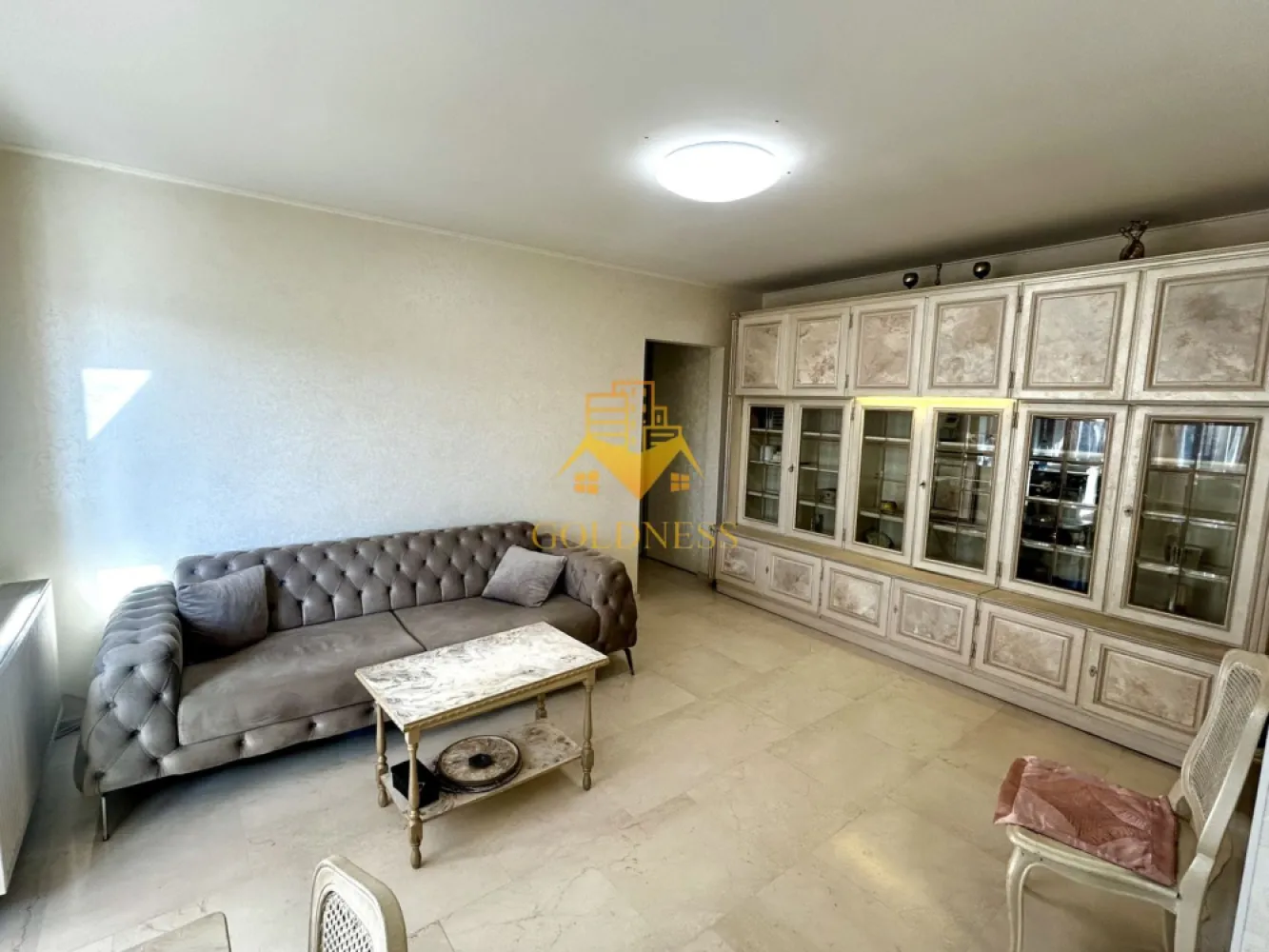 3 camere open space, Modern, Parcare, Zona Primaverii, Manastur - ✨GOLDNESS Imobiliare vă propune spre închiriere un apartament modern și primitor!
Vă prezentăm un apartament cu 3 camere, complet mobilat și utilat, situat la etajul 3 al unui imobil cu 4 niveluri, într-o zonă liniștită și bine conectată din cartierul Mănăștur.
Locuința se remarcă printr-un design modern si compartimentare eficientă, oferind tot confortul necesar pentru un stil de viață urban și relaxat.
 
 Compartimentare:
-Dormitor spațios, dotat cu pat matrimonial, comoda tv, noptiere și dulap
- Camera cu dressing generos, poate fi amenajata tip birou/dormitor 
- Living luminos cu bucatarie open space complet utilată și mobilată, canapea, loc de servit masa, spatii pentru depozitat
-Baie modernă cu duș walk-in, calorifer port prosop si dulap pentru depozitare 
-Balcon închis, perfect pentru spațiu suplimentar de relaxare sau depozitare.
- Hol cu dressing spatios 

Dotări și facilități: centrală termică proprie, electrocasnice moderne (frigider, aragaz, hotă, mașină de spălat etc.
Acces facil către mijloace de transport în comun, magazine, restaurante, farmacii și spații verzi.

Pentru mai multe detalii sau programarea unei vizionări, nu ezitați să ne contactați!
📞 GOLDNESS Imobiliare – găsim locul perfect pentru tine!
💼 Comision de intermediere: 50% din valoarea chiriei lunare.