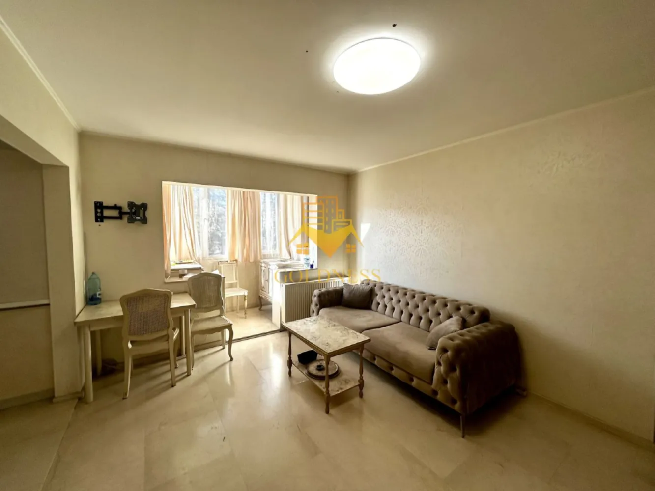3 camere open space, Modern, Parcare, Zona Primaverii, Manastur - ✨GOLDNESS Imobiliare vă propune spre închiriere un apartament modern și primitor!
Vă prezentăm un apartament cu 3 camere, complet mobilat și utilat, situat la etajul 3 al unui imobil cu 4 niveluri, într-o zonă liniștită și bine conectată din cartierul Mănăștur.
Locuința se remarcă printr-un design modern si compartimentare eficientă, oferind tot confortul necesar pentru un stil de viață urban și relaxat.
 
 Compartimentare:
-Dormitor spațios, dotat cu pat matrimonial, comoda tv, noptiere și dulap
- Camera cu dressing generos, poate fi amenajata tip birou/dormitor 
- Living luminos cu bucatarie open space complet utilată și mobilată, canapea, loc de servit masa, spatii pentru depozitat
-Baie modernă cu duș walk-in, calorifer port prosop si dulap pentru depozitare 
-Balcon închis, perfect pentru spațiu suplimentar de relaxare sau depozitare.
- Hol cu dressing spatios 

Dotări și facilități: centrală termică proprie, electrocasnice moderne (frigider, aragaz, hotă, mașină de spălat etc.
Acces facil către mijloace de transport în comun, magazine, restaurante, farmacii și spații verzi.

Pentru mai multe detalii sau programarea unei vizionări, nu ezitați să ne contactați!
📞 GOLDNESS Imobiliare – găsim locul perfect pentru tine!
💼 Comision de intermediere: 50% din valoarea chiriei lunare.