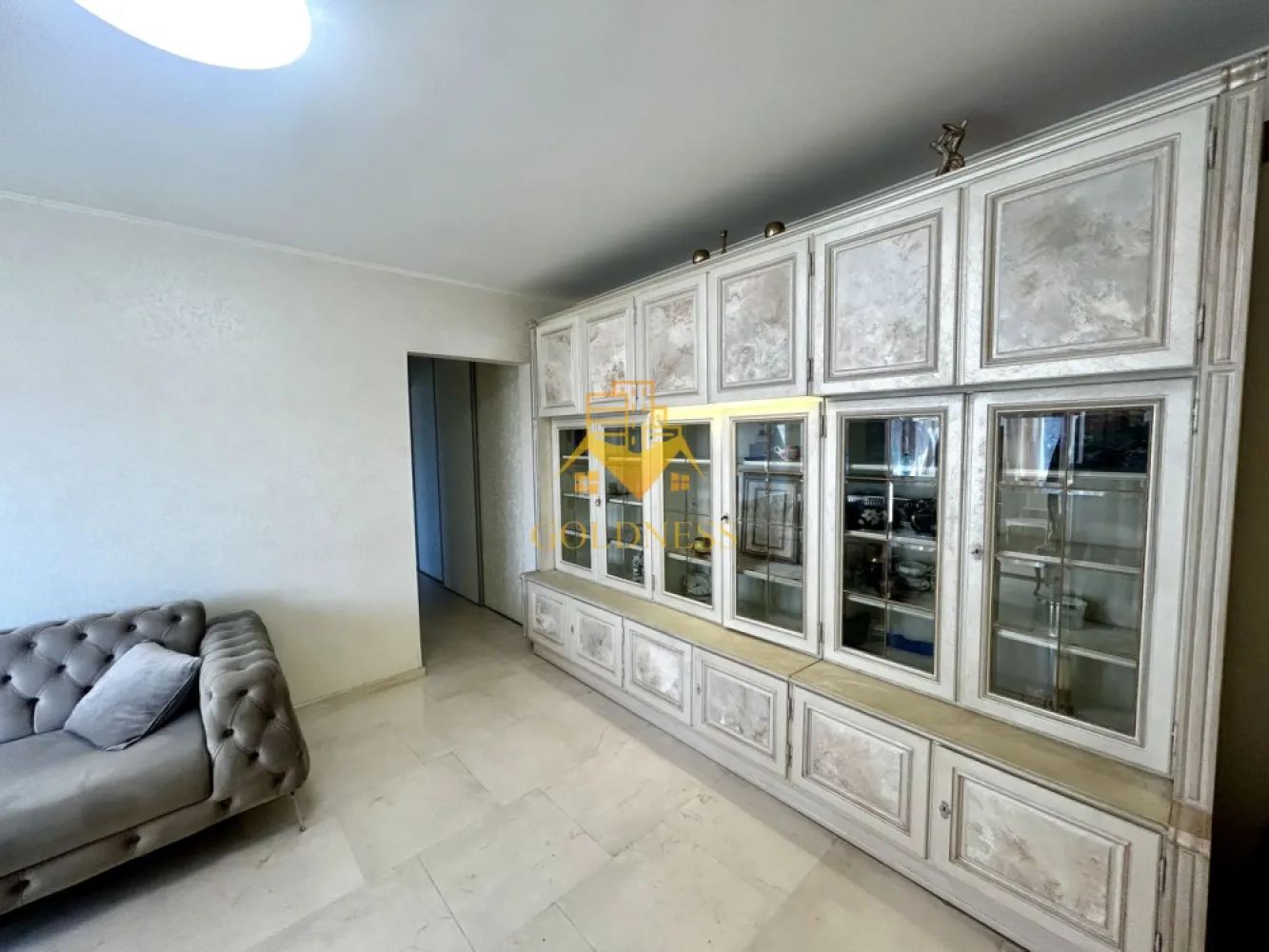 3 camere open space, Modern, Parcare, Zona Primaverii, Manastur - ✨GOLDNESS Imobiliare vă propune spre închiriere un apartament modern și primitor!
Vă prezentăm un apartament cu 3 camere, complet mobilat și utilat, situat la etajul 3 al unui imobil cu 4 niveluri, într-o zonă liniștită și bine conectată din cartierul Mănăștur.
Locuința se remarcă printr-un design modern si compartimentare eficientă, oferind tot confortul necesar pentru un stil de viață urban și relaxat.
 
 Compartimentare:
-Dormitor spațios, dotat cu pat matrimonial, comoda tv, noptiere și dulap
- Camera cu dressing generos, poate fi amenajata tip birou/dormitor 
- Living luminos cu bucatarie open space complet utilată și mobilată, canapea, loc de servit masa, spatii pentru depozitat
-Baie modernă cu duș walk-in, calorifer port prosop si dulap pentru depozitare 
-Balcon închis, perfect pentru spațiu suplimentar de relaxare sau depozitare.
- Hol cu dressing spatios 

Dotări și facilități: centrală termică proprie, electrocasnice moderne (frigider, aragaz, hotă, mașină de spălat etc.
Acces facil către mijloace de transport în comun, magazine, restaurante, farmacii și spații verzi.

Pentru mai multe detalii sau programarea unei vizionări, nu ezitați să ne contactați!
📞 GOLDNESS Imobiliare – găsim locul perfect pentru tine!
💼 Comision de intermediere: 50% din valoarea chiriei lunare.