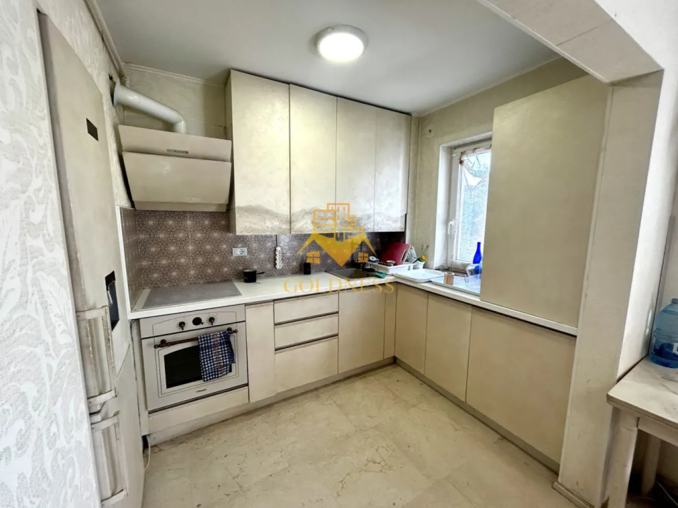 3 camere open space, Modern, Parcare, Zona Primaverii, Manastur - ✨GOLDNESS Imobiliare vă propune spre închiriere un apartament modern și primitor!
Vă prezentăm un apartament cu 3 camere, complet mobilat și utilat, situat la etajul 3 al unui imobil cu 4 niveluri, într-o zonă liniștită și bine conectată din cartierul Mănăștur.
Locuința se remarcă printr-un design modern si compartimentare eficientă, oferind tot confortul necesar pentru un stil de viață urban și relaxat.
 
 Compartimentare:
-Dormitor spațios, dotat cu pat matrimonial, comoda tv, noptiere și dulap
- Camera cu dressing generos, poate fi amenajata tip birou/dormitor 
- Living luminos cu bucatarie open space complet utilată și mobilată, canapea, loc de servit masa, spatii pentru depozitat
-Baie modernă cu duș walk-in, calorifer port prosop si dulap pentru depozitare 
-Balcon închis, perfect pentru spațiu suplimentar de relaxare sau depozitare.
- Hol cu dressing spatios 

Dotări și facilități: centrală termică proprie, electrocasnice moderne (frigider, aragaz, hotă, mașină de spălat etc.
Acces facil către mijloace de transport în comun, magazine, restaurante, farmacii și spații verzi.

Pentru mai multe detalii sau programarea unei vizionări, nu ezitați să ne contactați!
📞 GOLDNESS Imobiliare – găsim locul perfect pentru tine!
💼 Comision de intermediere: 50% din valoarea chiriei lunare.
