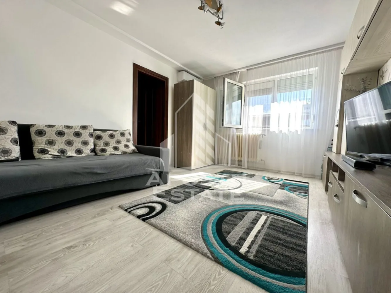 Apartament cu 2 camere de vanzare, zona Sagului, Timisoara - Agentia imobiliara APOSTU ESTATE va ofera spre vanzare un apartament 2 camere, mobilat si utilat, situat in judetul Timis, Timisoara, zona Sagului.
Apartamentul are o suprafata de 43 mp si este situat la etajul 4 intr-un bloc anvelopat cu acoperis din tigla.
- Hol de acces
- Bucatarie
- Living
- Dormitor
- Baie
- Balcon inchis
Confortul termic este asigurat prin intermediul termoficarii si a aparatului de aer conditionat.
Zona cu numeroase facilitati si puncte de interes precum: acces rapid si usor la mijloacele de transport in comun, mall-ul Shopping City la cateva minute distanta, si alte supermarket-uri in apropiere, farmacii, institutii de invatamant, restaurante, baruri, cafenele si multe altele.
Agentia imobiliara Apostu Estate va ofera consultanta bancara gratuita prin intermediul colaboratorilor nostri pentru alegerea celui mai potrivit tip de credit, astfel incat tu sa devi noul proprietar al acestui apartament.
Va asteptam cu drag la o vizionare!
ID intern: CP3063711.