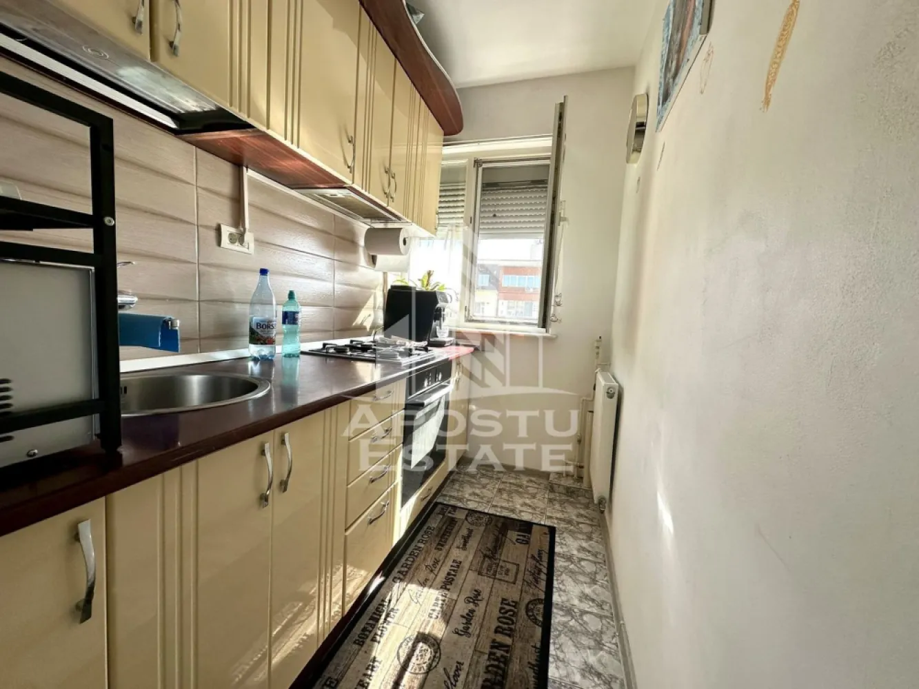 Apartament cu 2 camere de vanzare, zona Sagului, Timisoara - Agentia imobiliara APOSTU ESTATE va ofera spre vanzare un apartament 2 camere, mobilat si utilat, situat in judetul Timis, Timisoara, zona Sagului.
Apartamentul are o suprafata de 43 mp si este situat la etajul 4 intr-un bloc anvelopat cu acoperis din tigla.
- Hol de acces
- Bucatarie
- Living
- Dormitor
- Baie
- Balcon inchis
Confortul termic este asigurat prin intermediul termoficarii si a aparatului de aer conditionat.
Zona cu numeroase facilitati si puncte de interes precum: acces rapid si usor la mijloacele de transport in comun, mall-ul Shopping City la cateva minute distanta, si alte supermarket-uri in apropiere, farmacii, institutii de invatamant, restaurante, baruri, cafenele si multe altele.
Agentia imobiliara Apostu Estate va ofera consultanta bancara gratuita prin intermediul colaboratorilor nostri pentru alegerea celui mai potrivit tip de credit, astfel incat tu sa devi noul proprietar al acestui apartament.
Va asteptam cu drag la o vizionare!
ID intern: CP3063711.